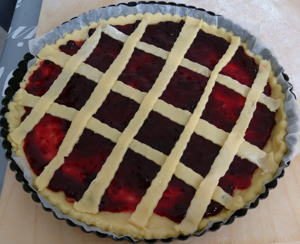 Crostata con marmellata ai frutti di bosco - Strisce