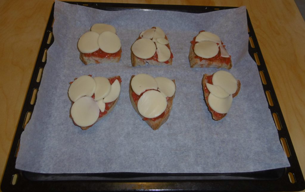 Crostini con pomodoro e formaggio - Aggiunta formaggio