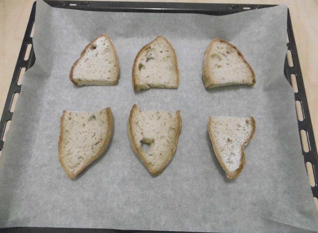 Crostini con pomodoro e formaggio - Pane sulla teglia