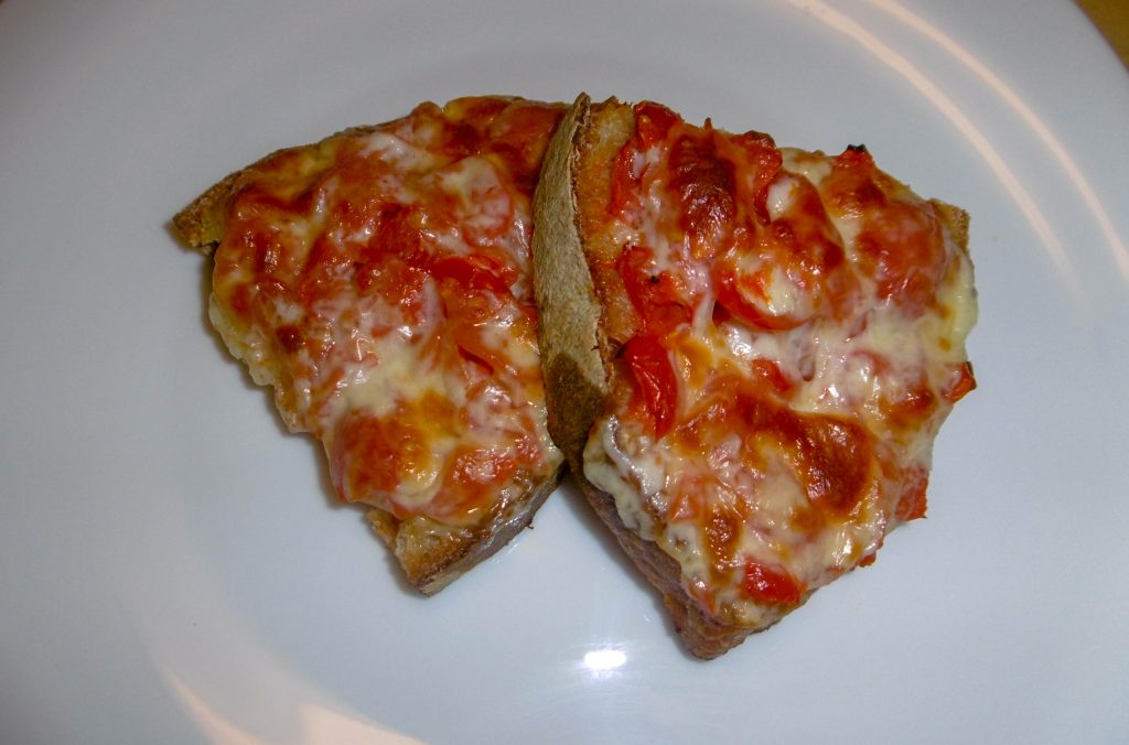 Crostini con pomodoro e formaggio - Piatto pronto