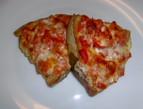 Crostini con pomodoro e formaggio - Piatto pronto