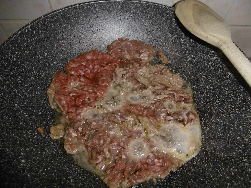 Lasagna - Rosolare carne