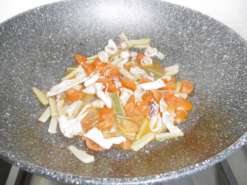 Pici con calamari, pomodori e zucchine - Aggiunta pomodorini