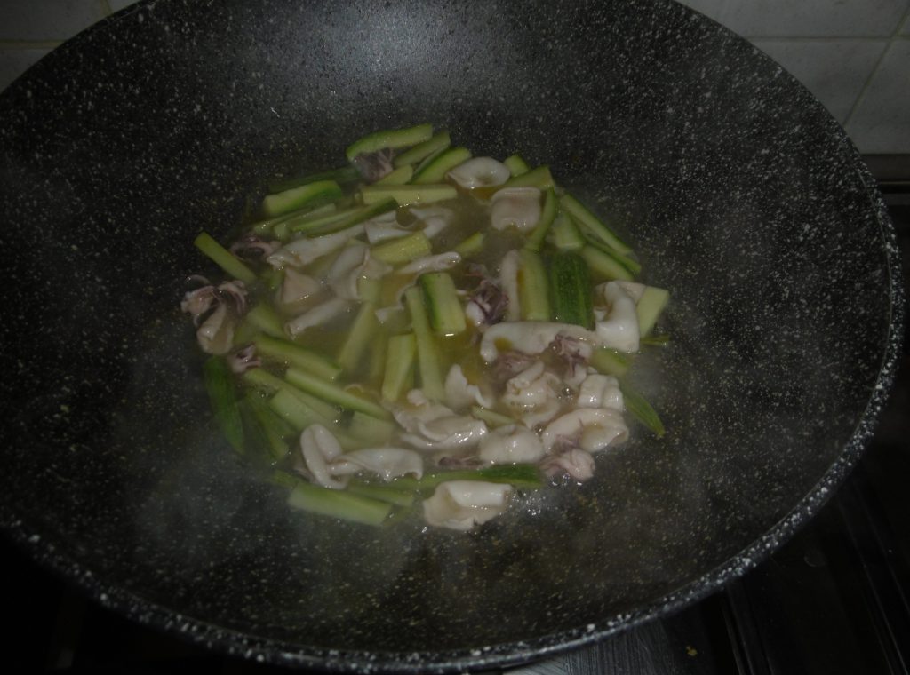 Pici con calamari, pomodori e zucchine - Aggiunta zucchine