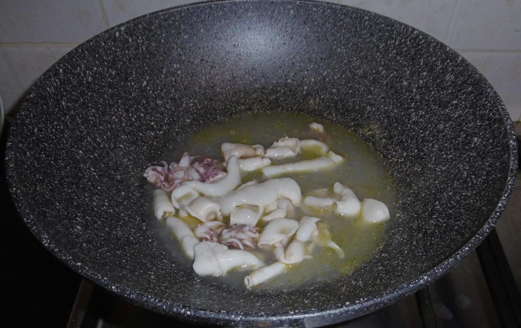 Pici con calamari, pomodori e zucchine - Calamari in cottura