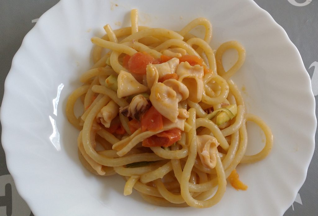 Pici con calamari, pomodori e zucchine - Piatto pronto