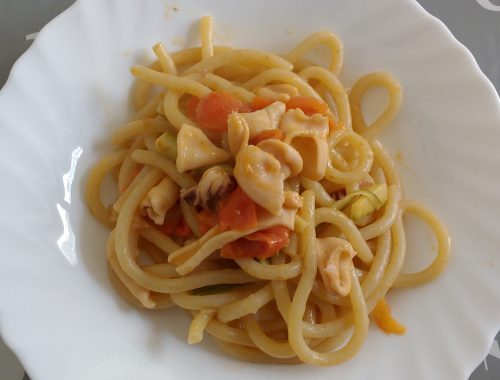 Pici con calamari, pomodori e zucchine - Piatto pronto