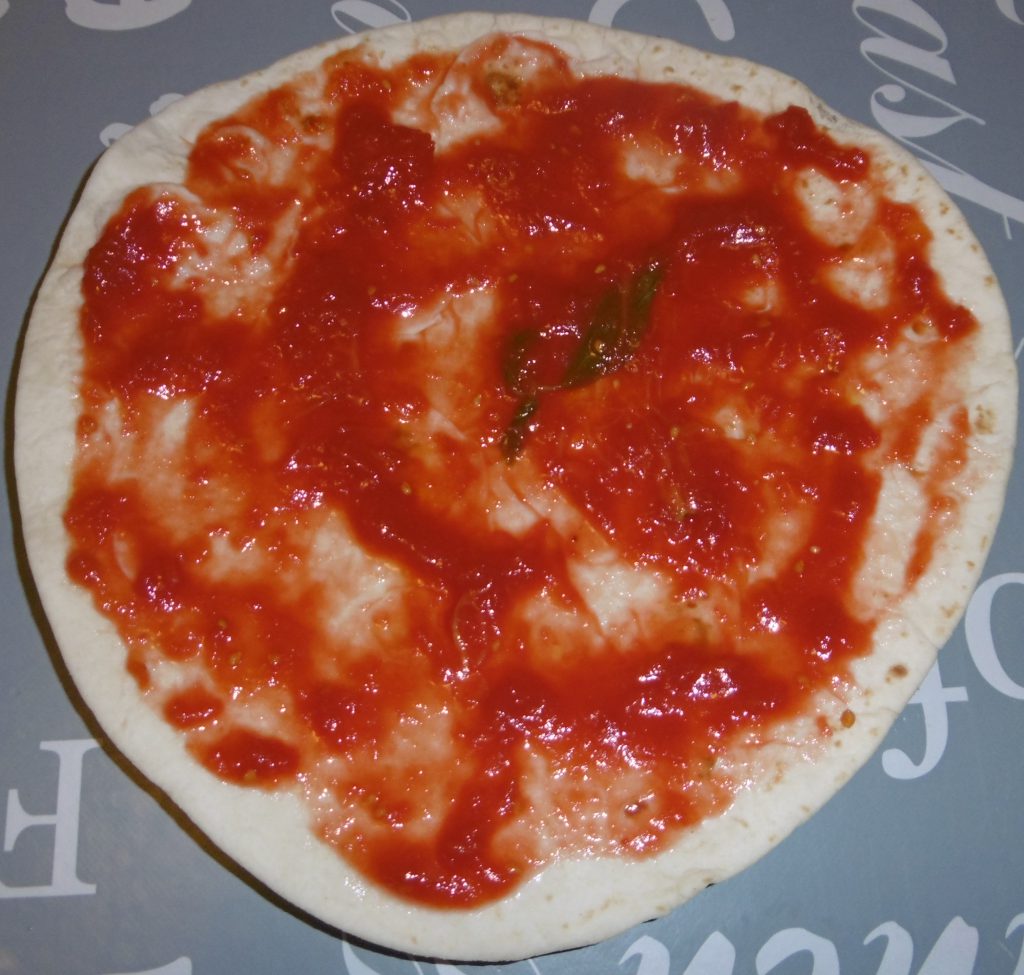 Pizza Piadina - Sugo sulla piadina