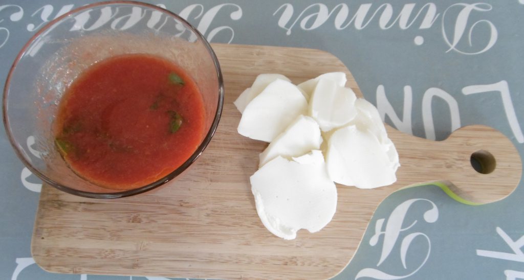 Rondelle di pasta brisèé - Condire pomodori e tagliare scamorza