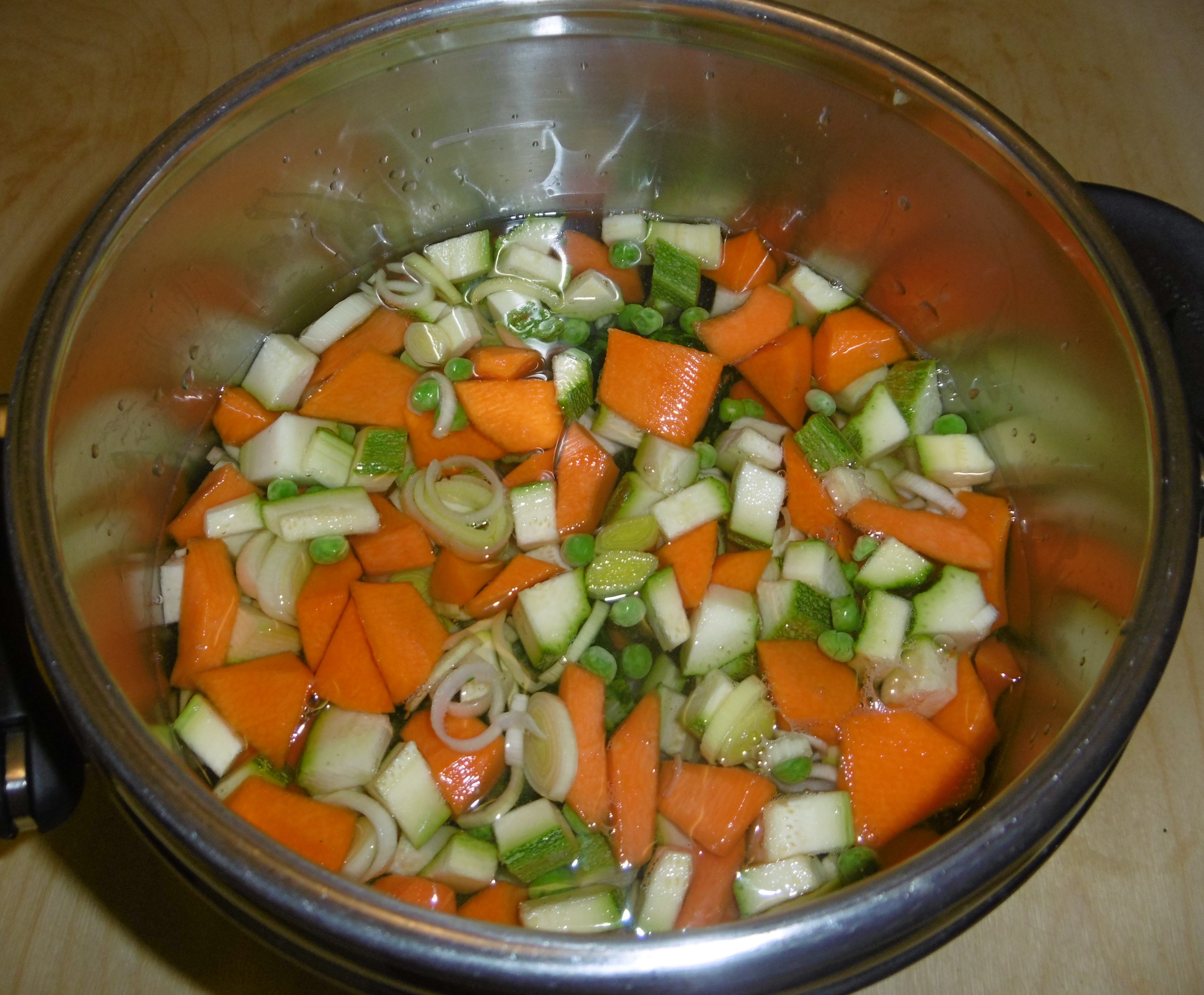 Brodo di verdure in pentola a pressione - Aggiunta acqua