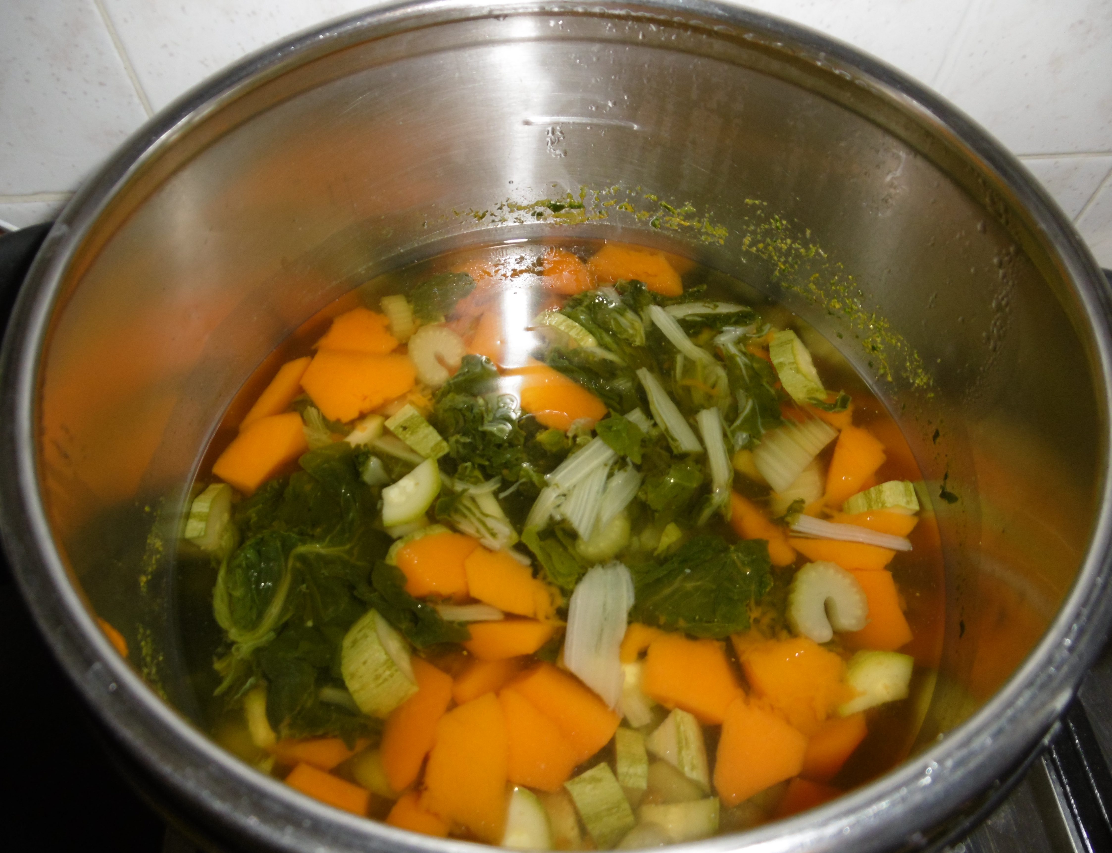 TengoFame - Brodo di verdure in pentola a pressione
