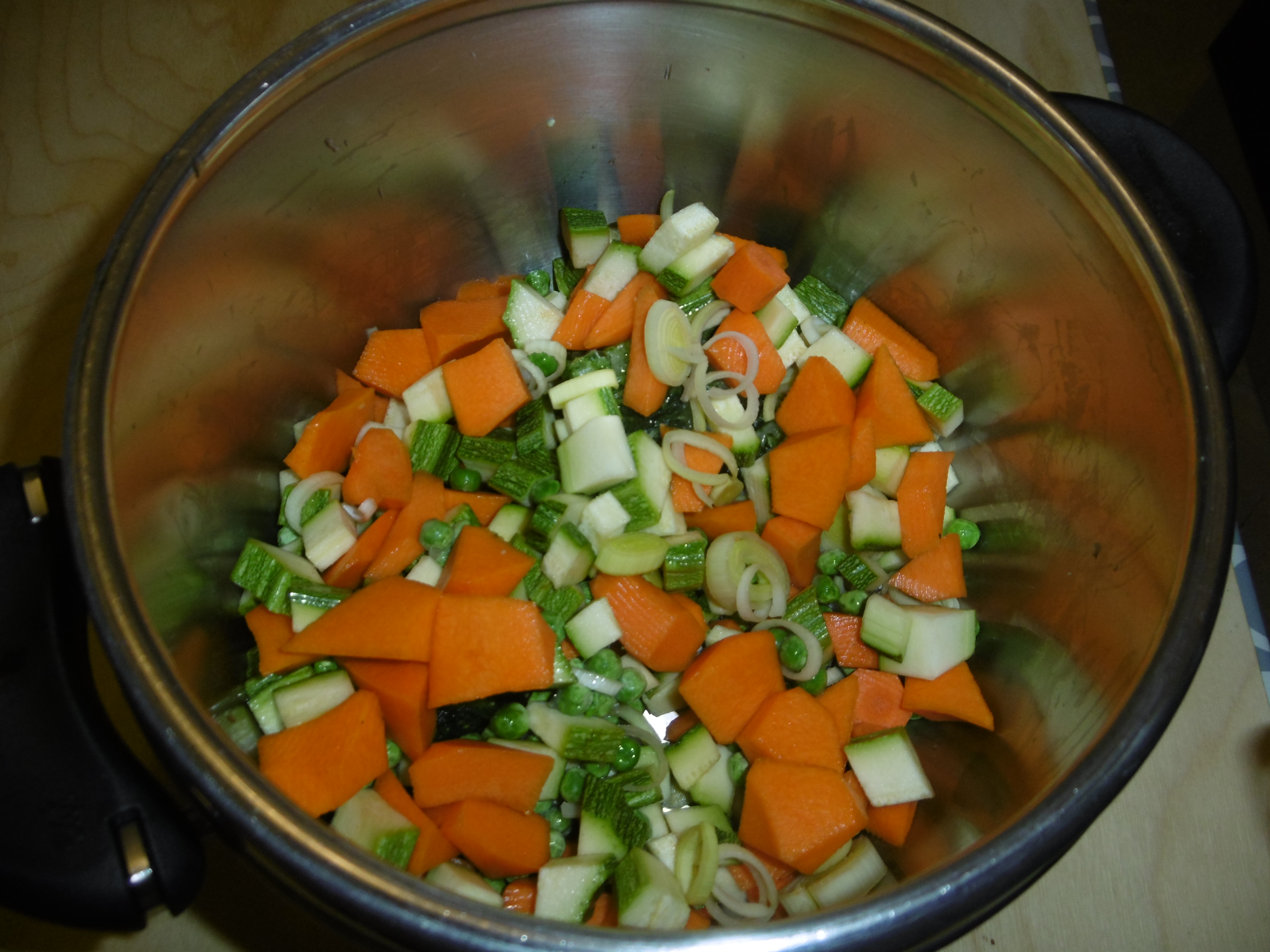 Brodo di verdure in pentola a pressione - Verdure tagliate