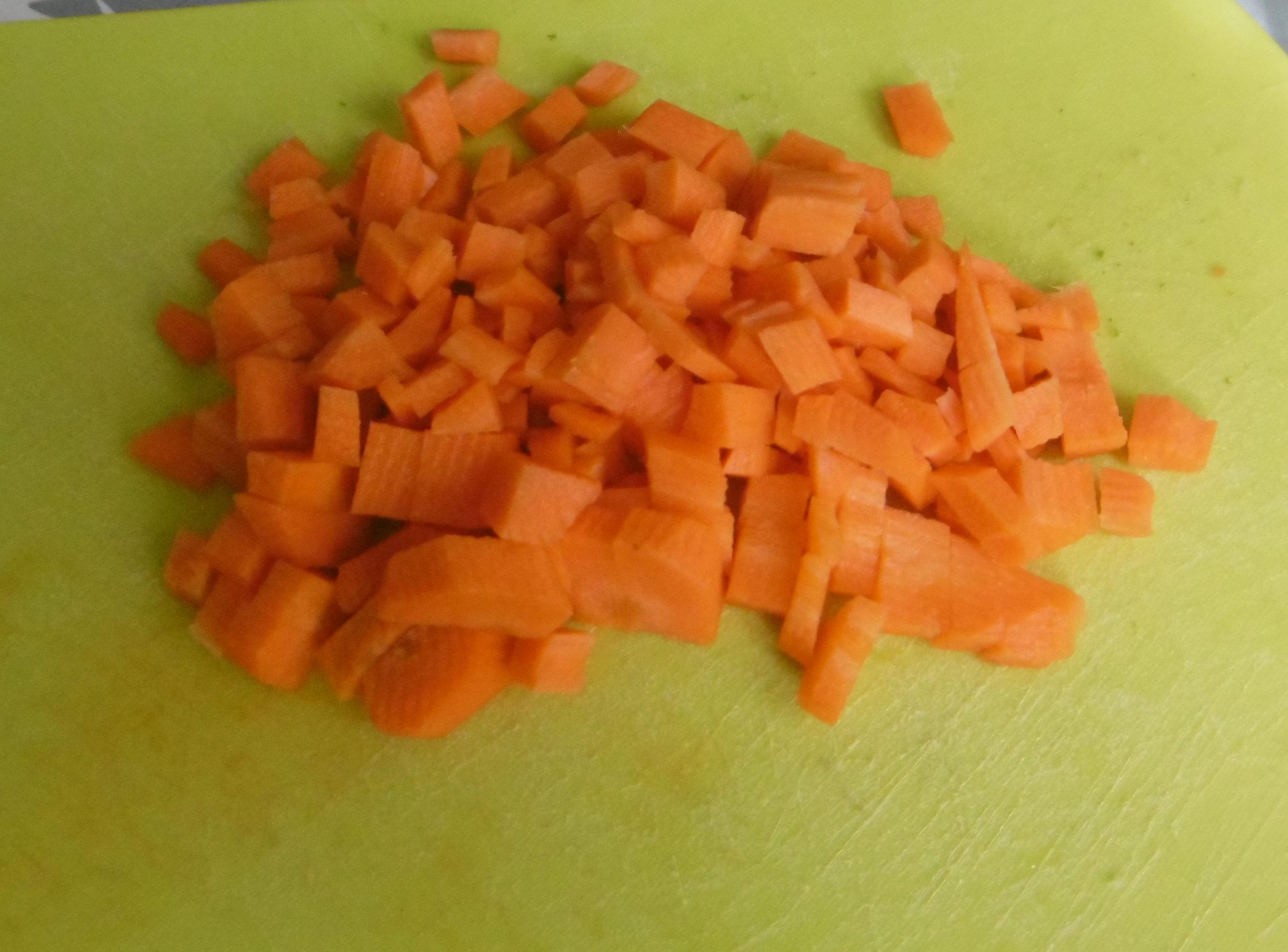 Fusilli con crema di zucchine e carote - Carote tagliate a dadini