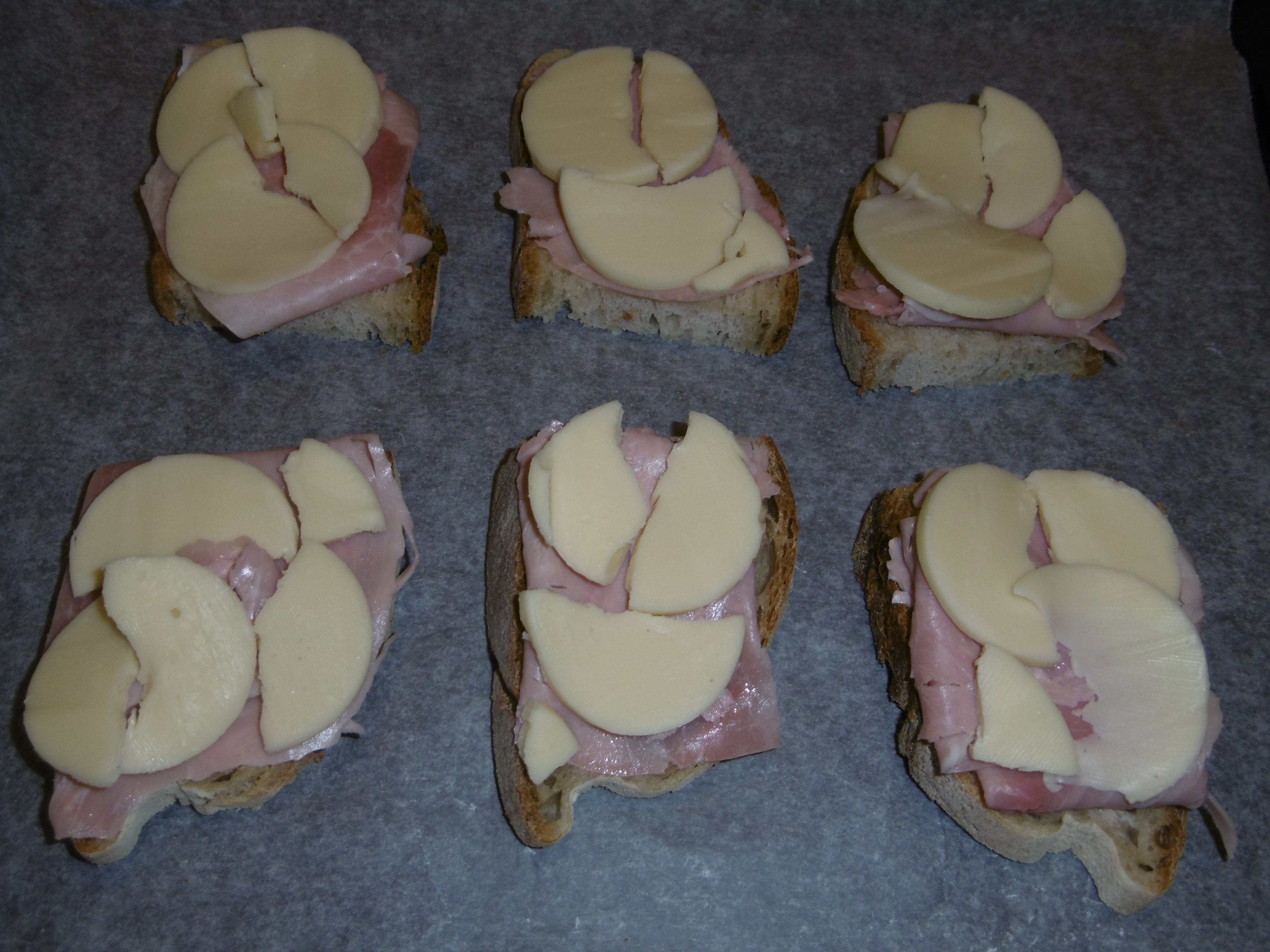 Crostini con prosciutto cotto e formaggio filante - Pane su teglia