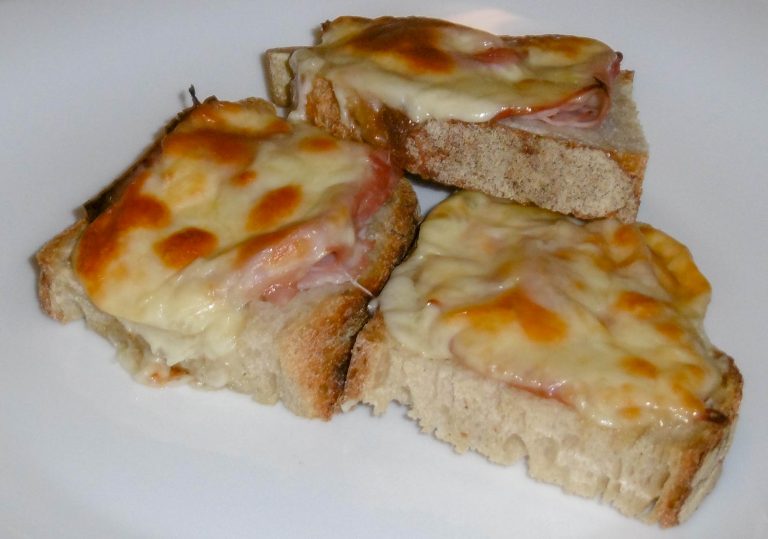 TengoFame Crostini con prosciutto cotto e formaggio filante