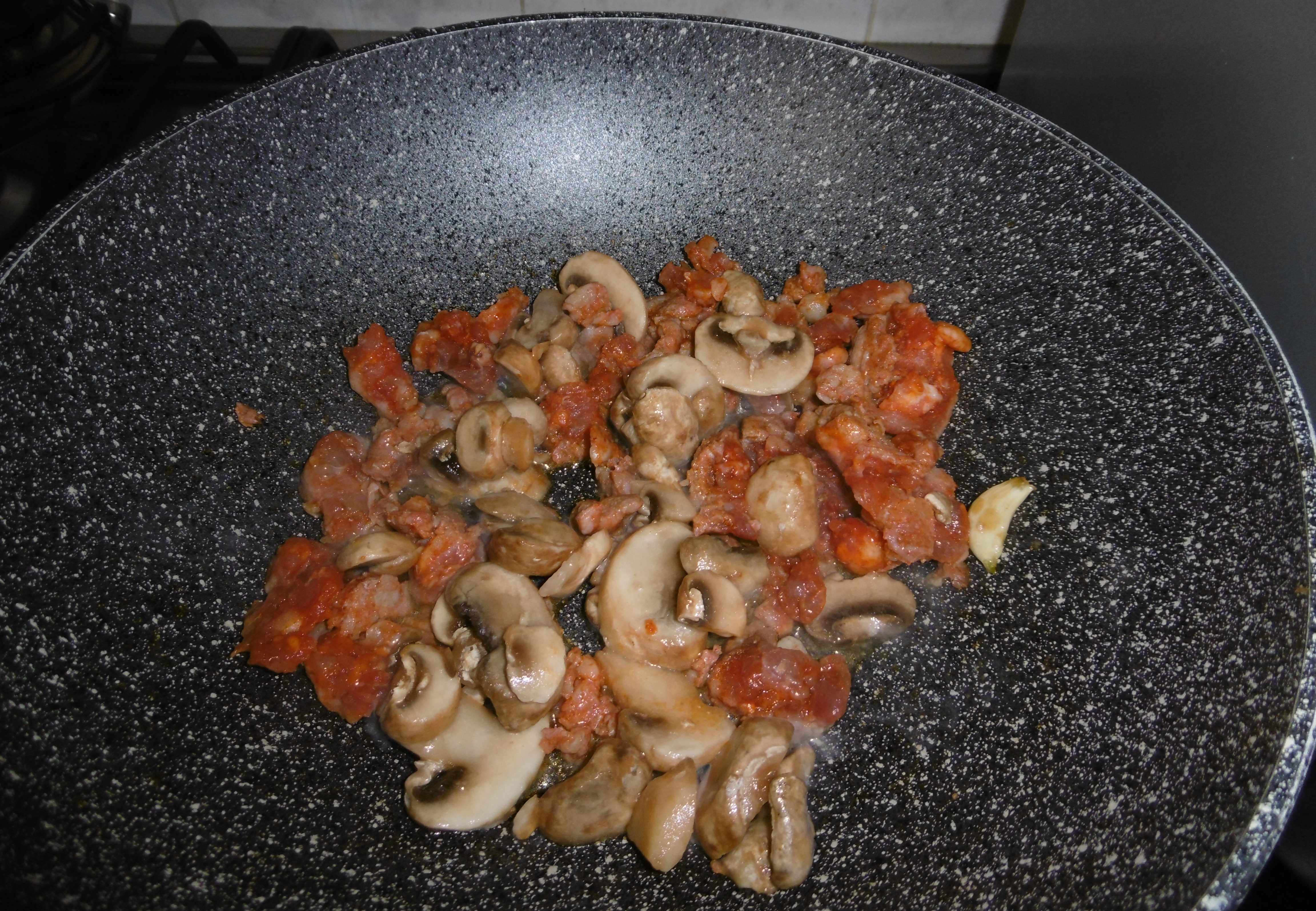 Orecchiette con pomodorini, salsiccia e funghi - Funghi