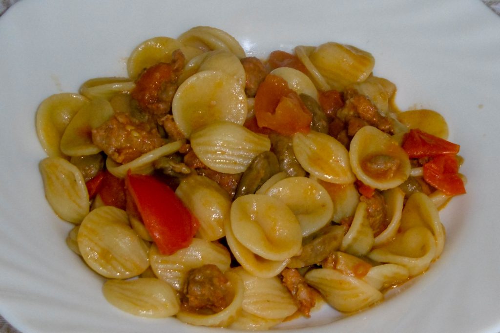 Orecchiette con pomodorini, salsiccia e funghi - Piatto pronto