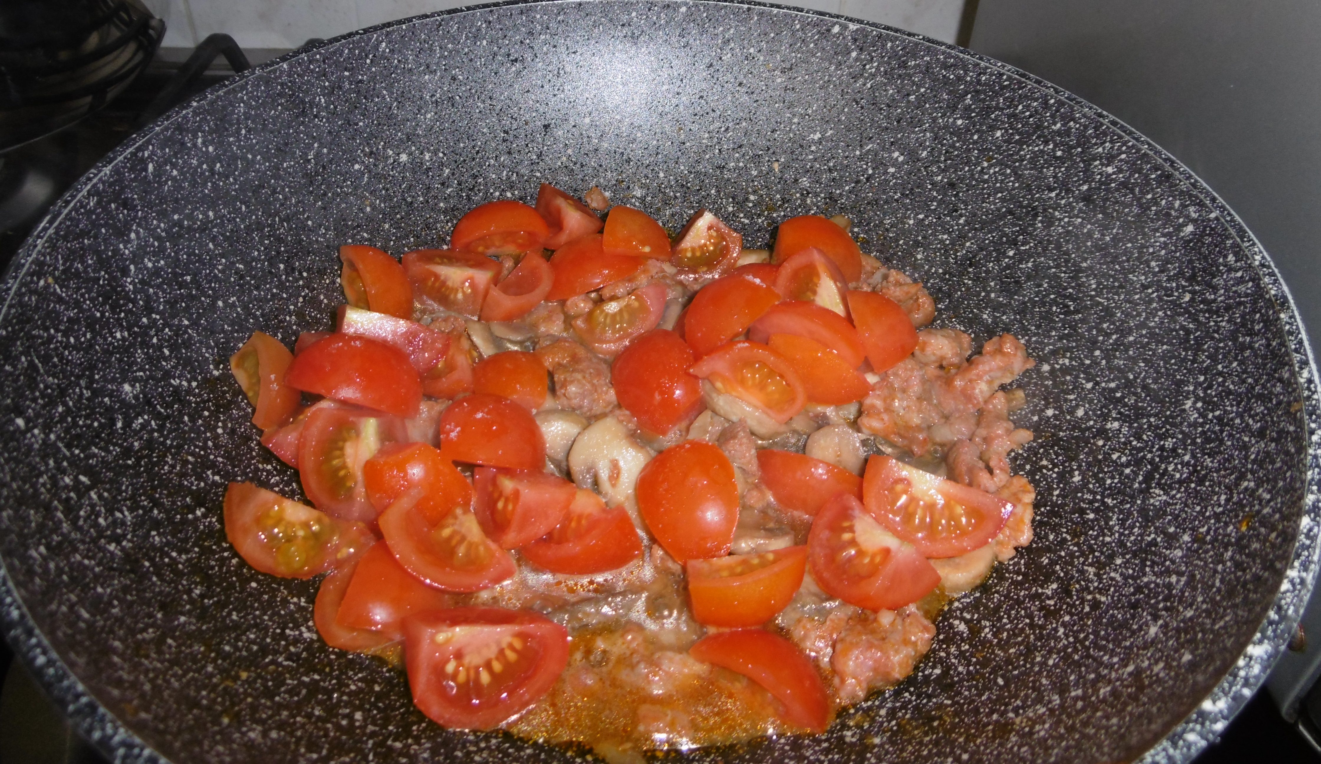 Orecchiette con pomodorini, salsiccia e funghi - Pomodorini