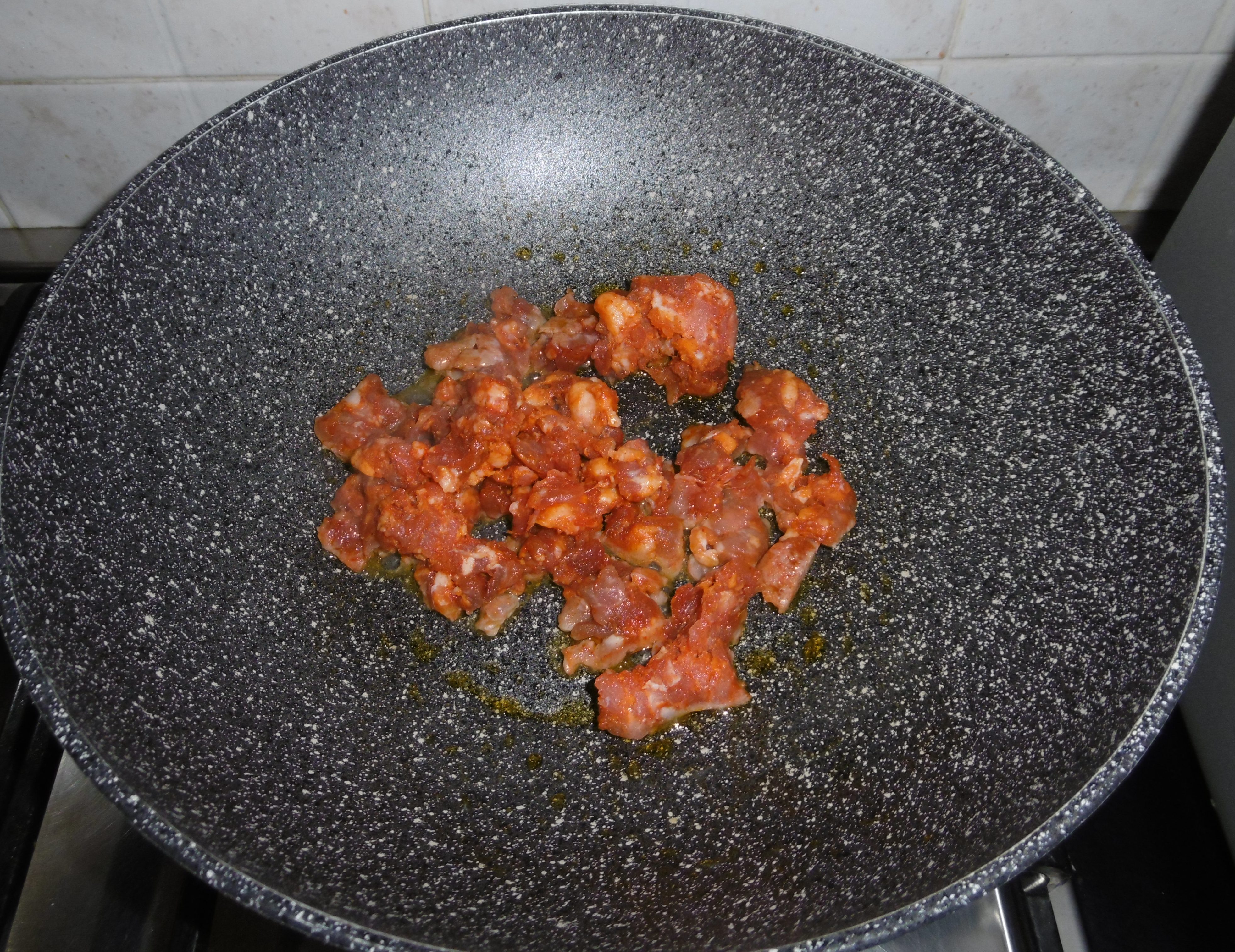Orecchiette con pomodorini, salsiccia e funghi - Rosolare salsiccia