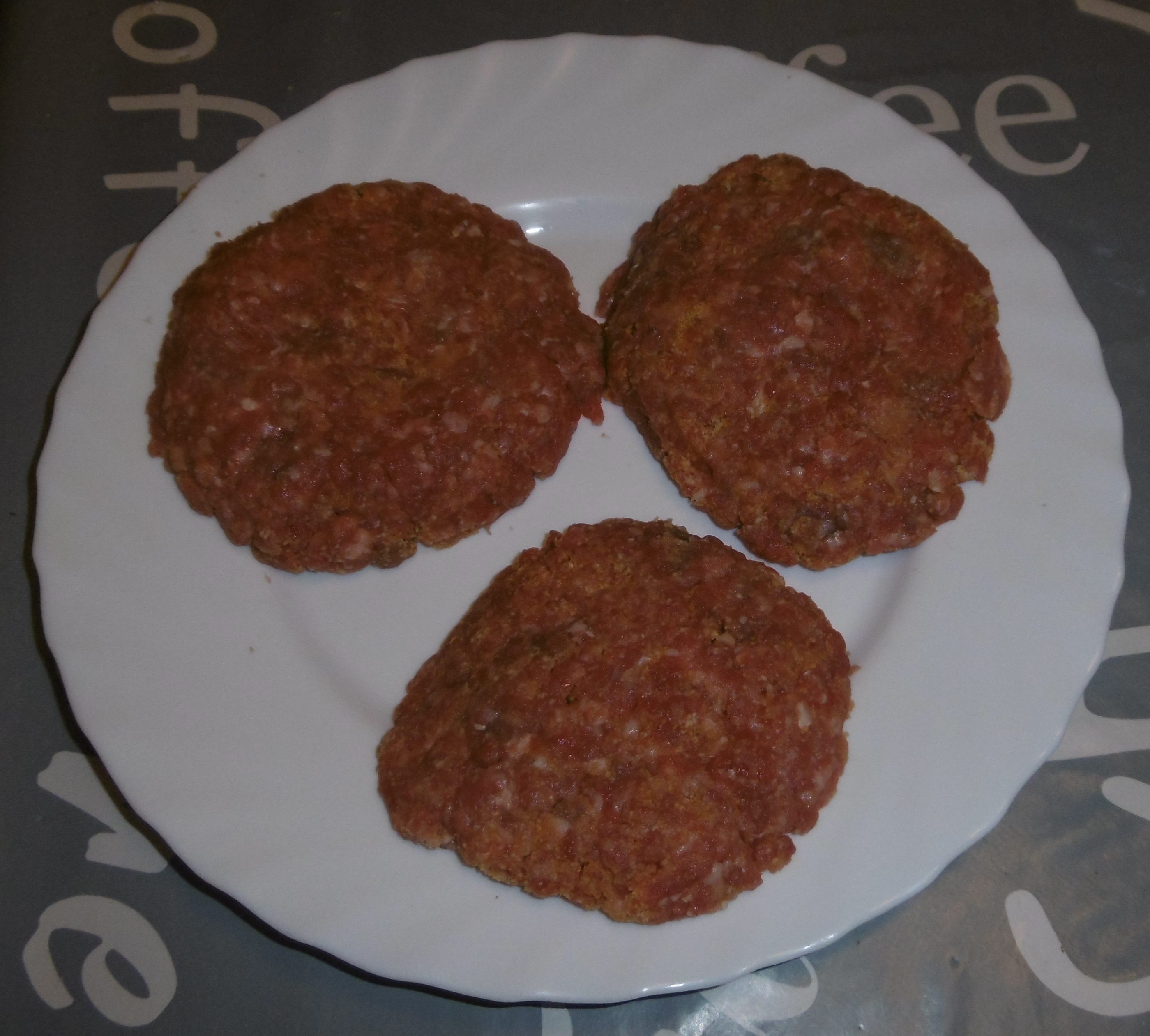 Panino hamburger, patatine e insalata - Hamburger fatti