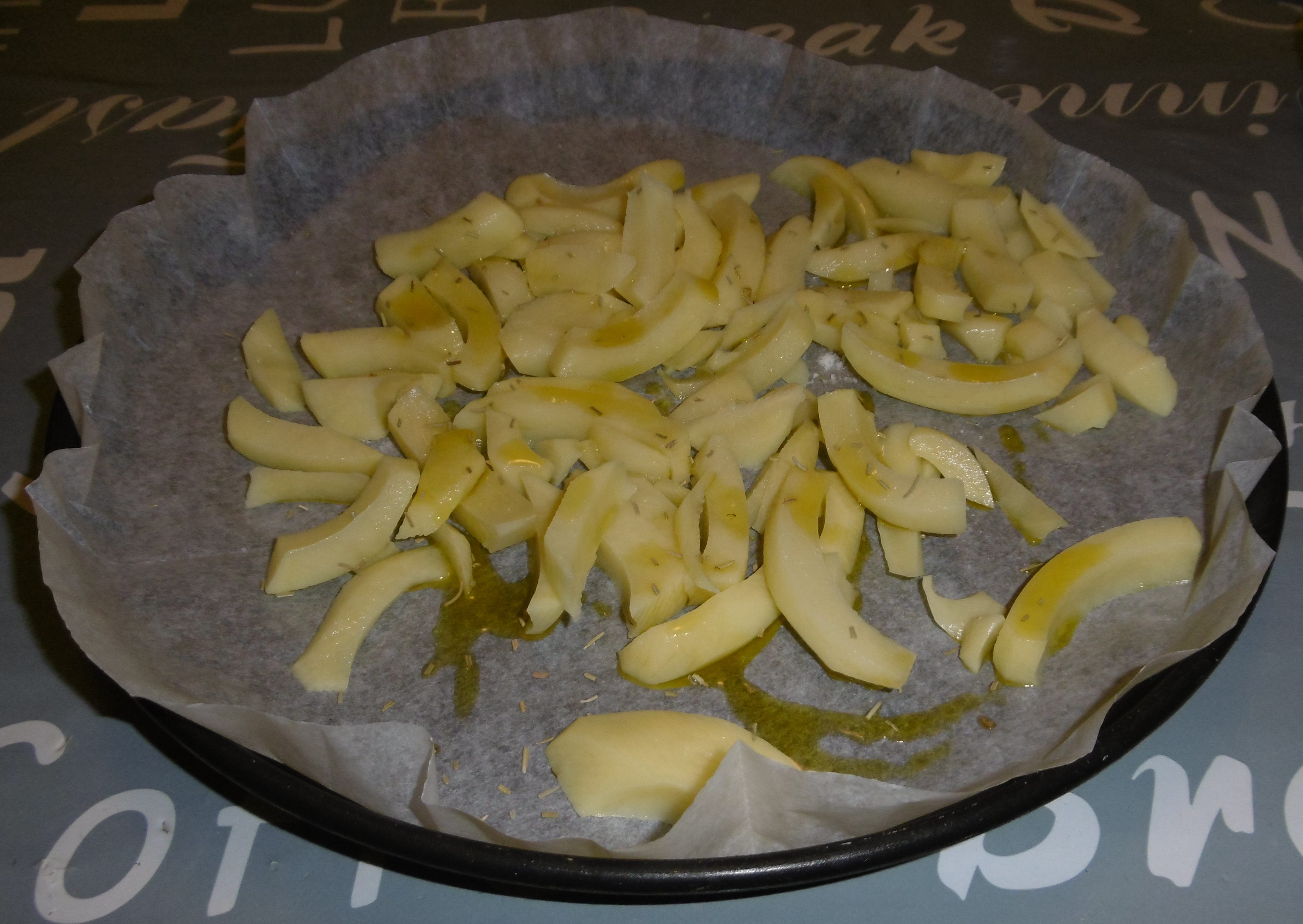 Panino hamburger, patatine e insalata - Patate