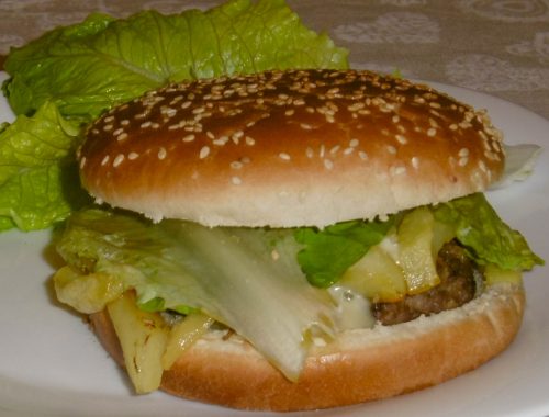 Panino hamburger, patatine e insalata- Piatto pronto