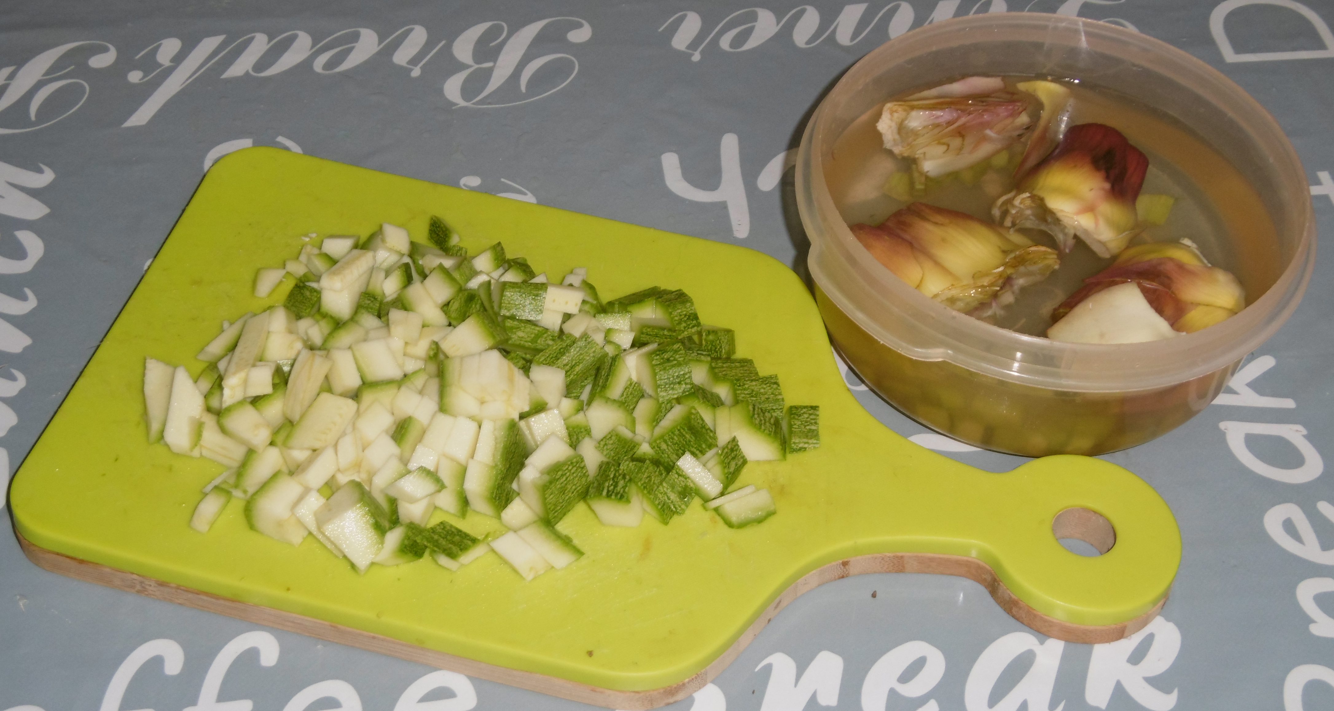 Risotto con zucchine, carciofi e zafferano - Carciofi e zucchine tagliate