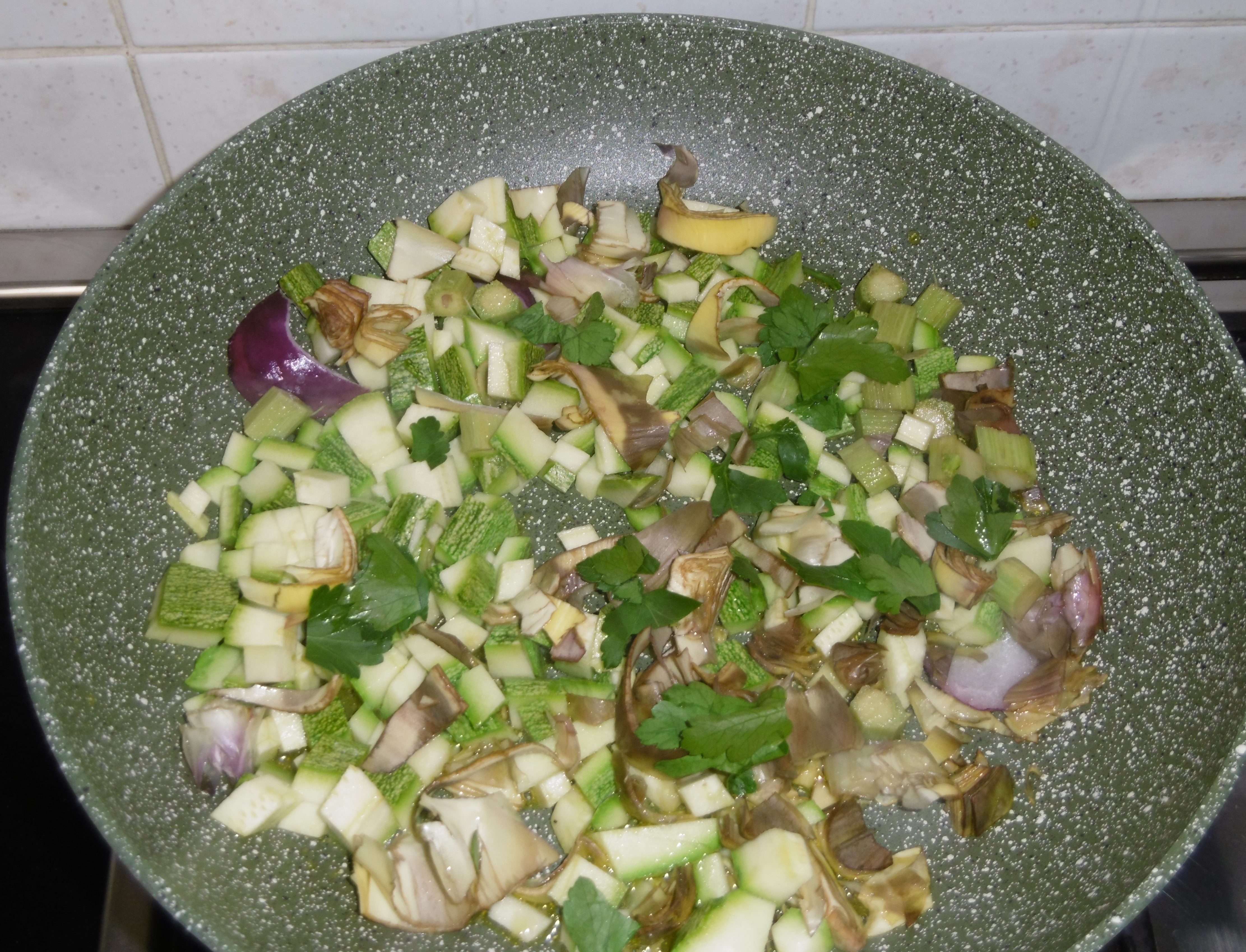 Risotto con zucchine, carciofi e zafferano - Verdure in padella