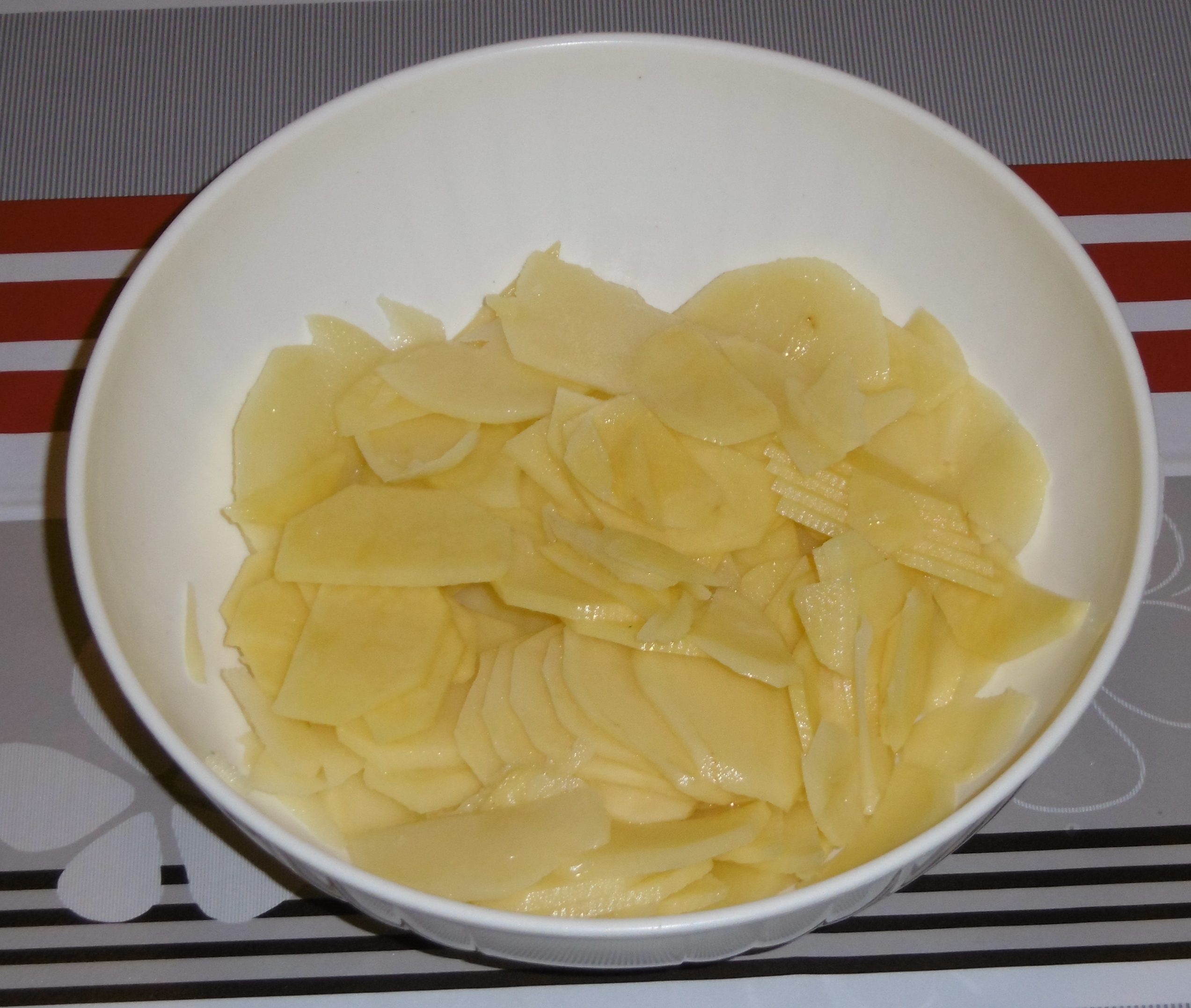 Branzino al forno con patate - Patate tagliate