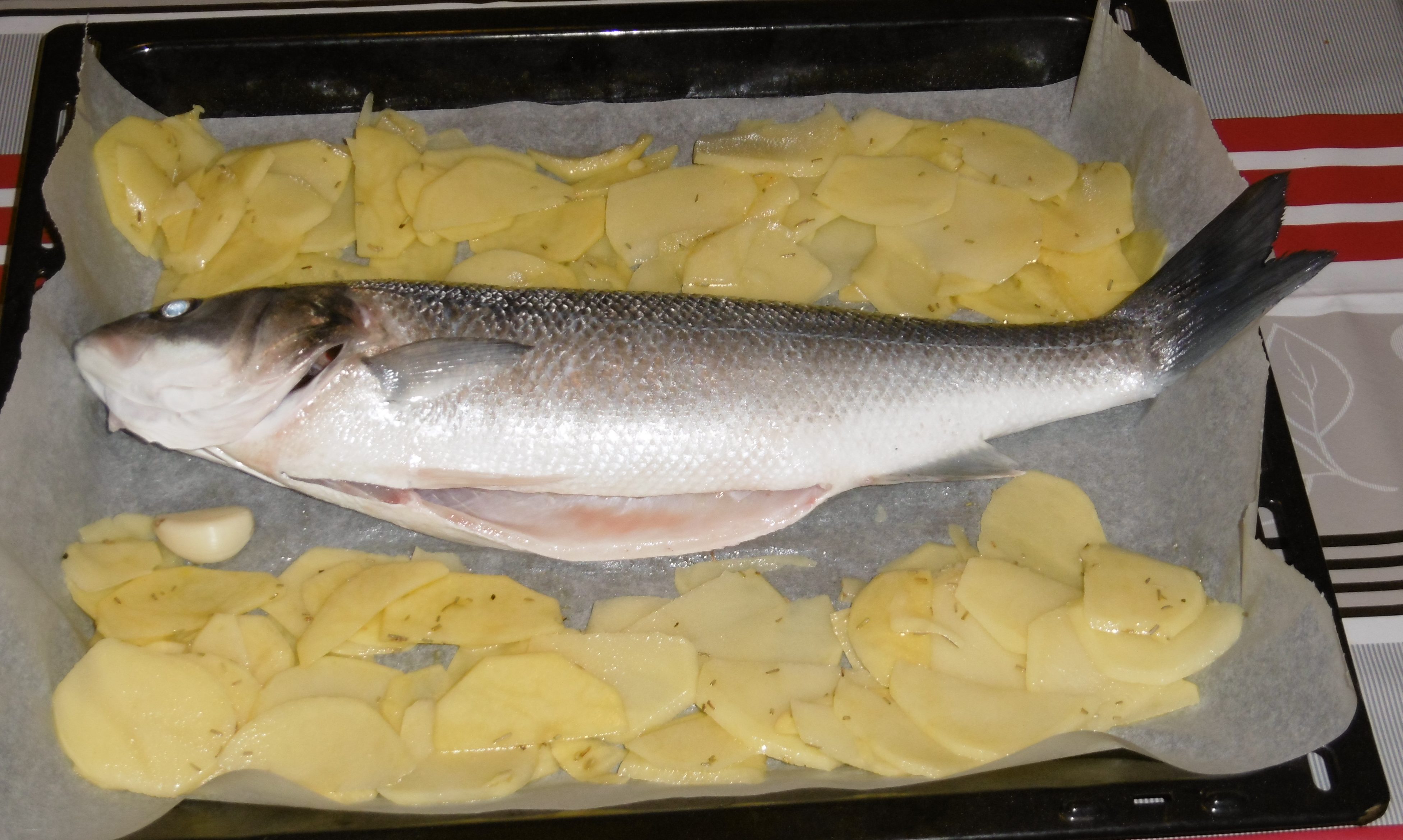 Branzino al forno con patate - Teglia