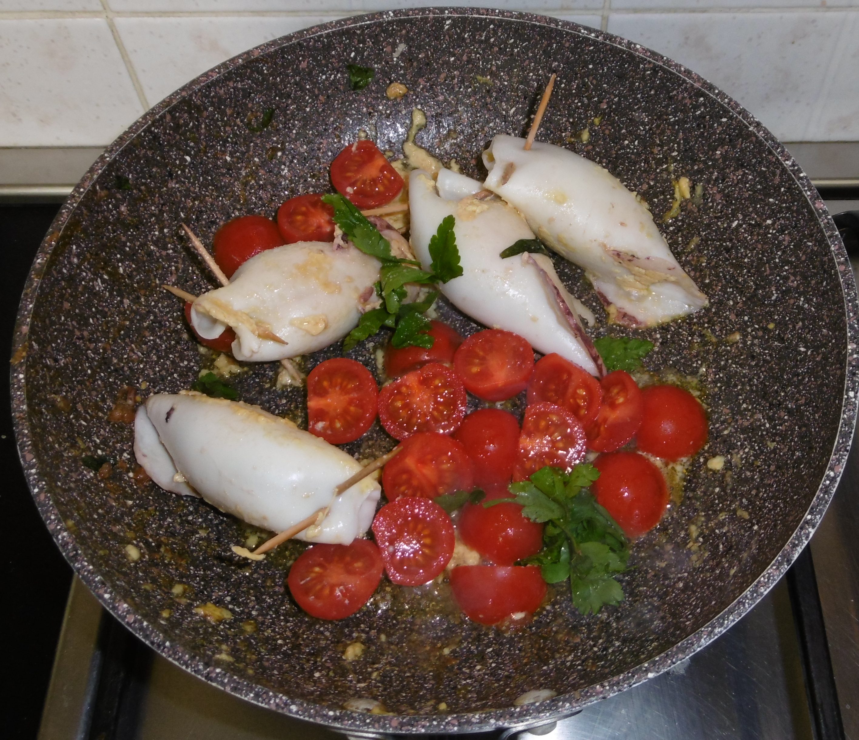 Calamari ripieni con pomodorini e olive - Aggiunta pomodorini e prezzemolo