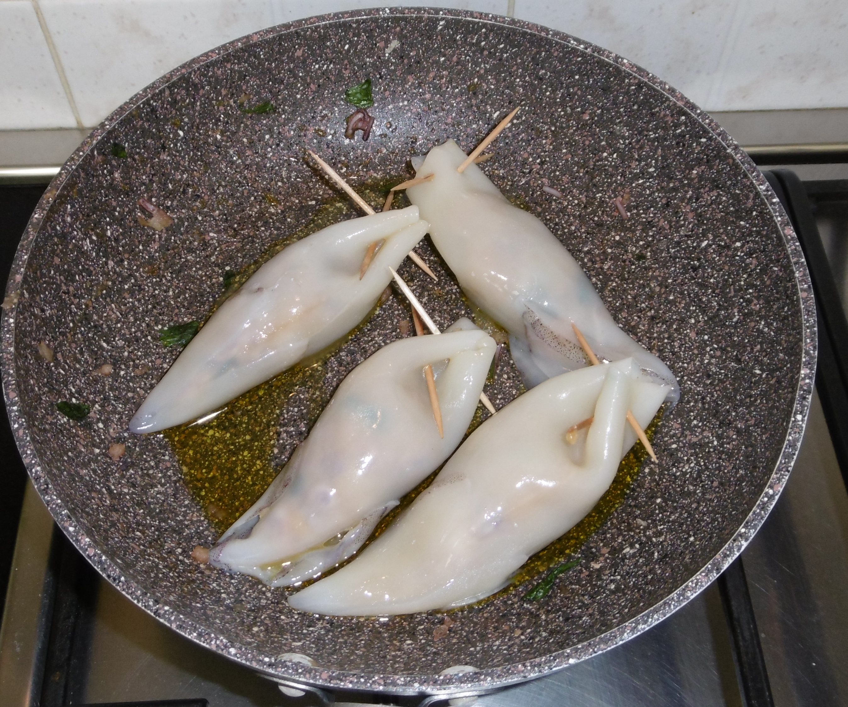 Calamari ripieni con pomodorini e olive - Calamari in padella