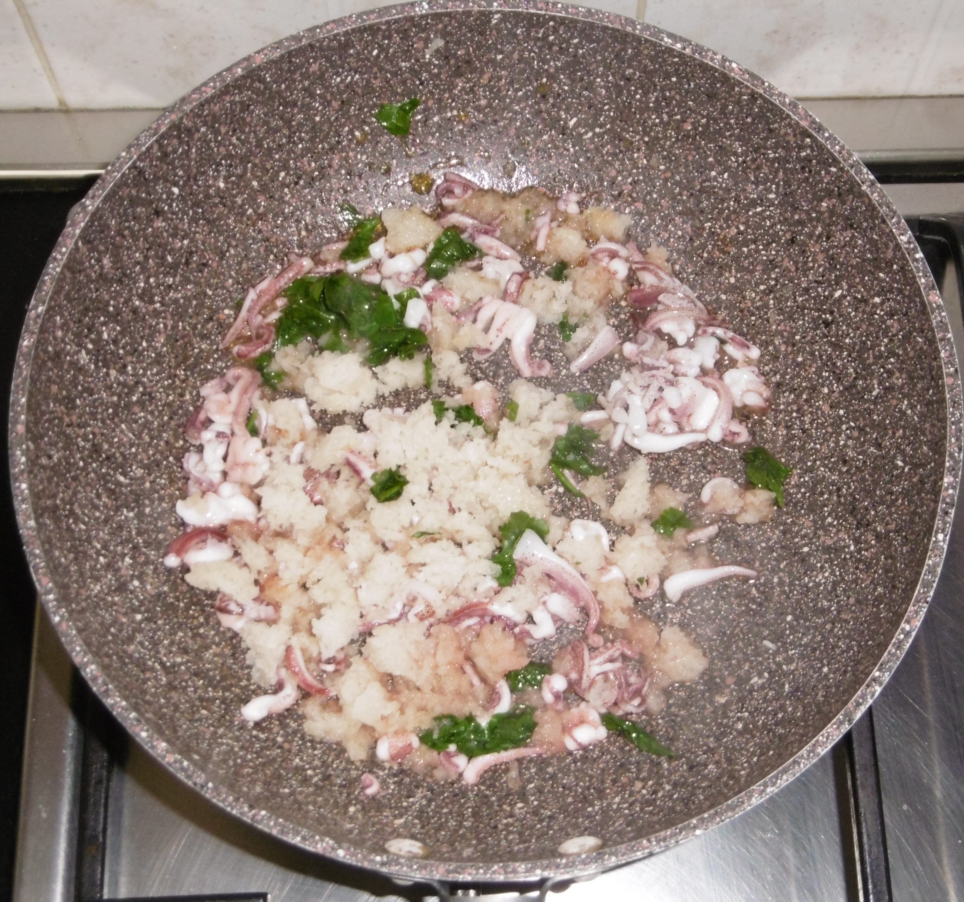 Calamari ripieni con pomodorini e olive - Tutto in padella