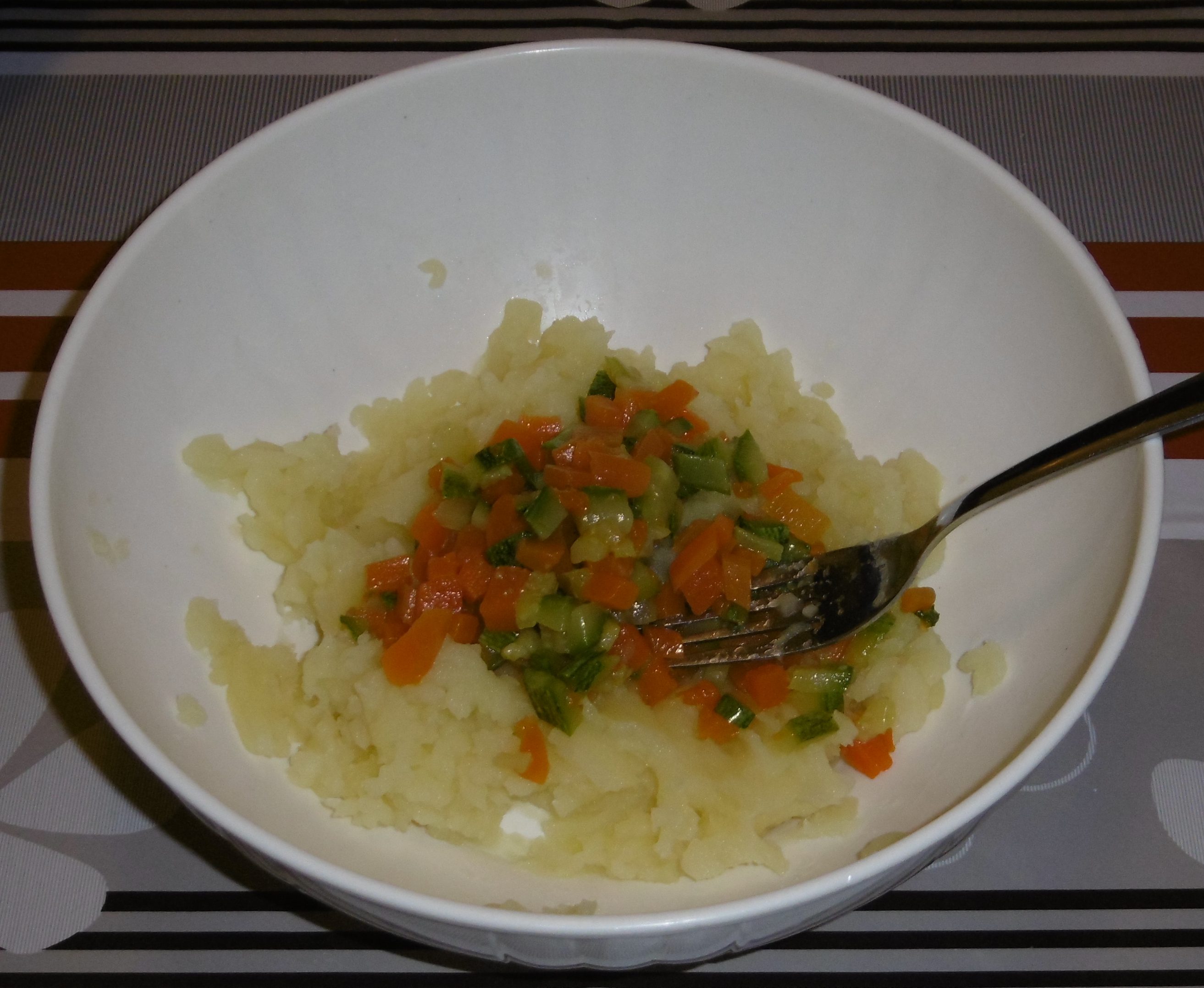 Polpette di verdure con corn flakes - Patate e verdure in ciotola
