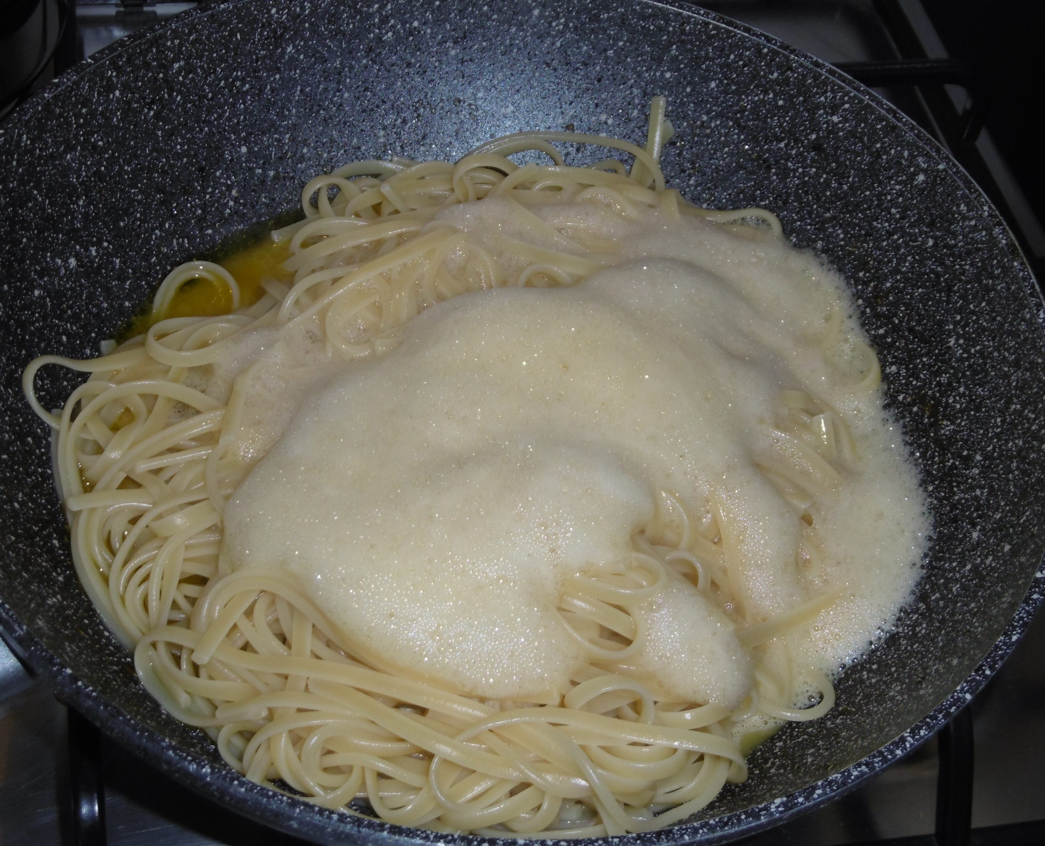 Spaghetti alla carbonara con pancetta e parmigiano - Aggiunta spaghetti e uova
