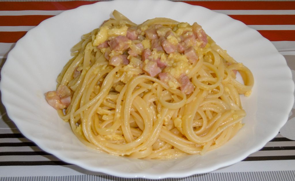 Spaghetti alla carbonara con pancetta e parmigiano - Piatto pronto