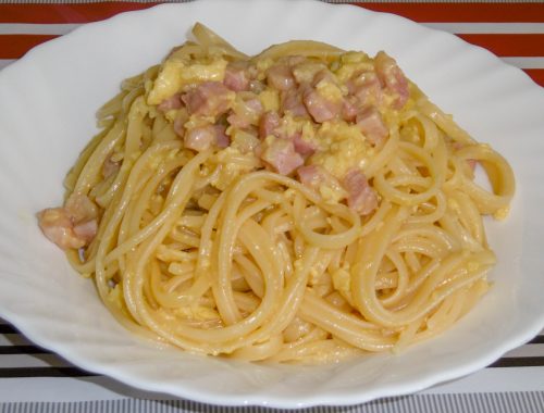 Spaghetti alla carbonara con pancetta e parmigiano - Piatto pronto