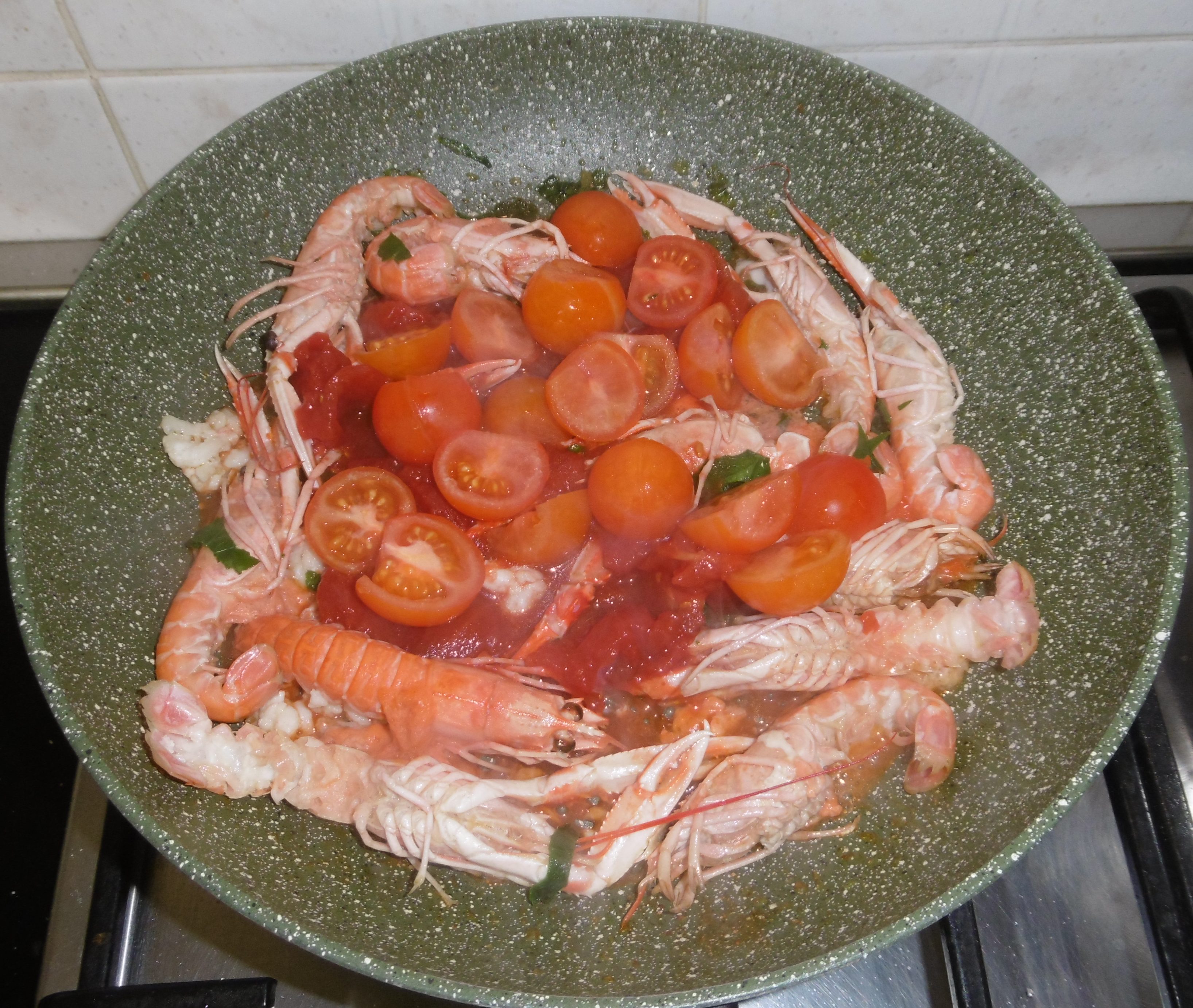 Spaghetti con scampi e pomodorini - Aggiunta pomodoro