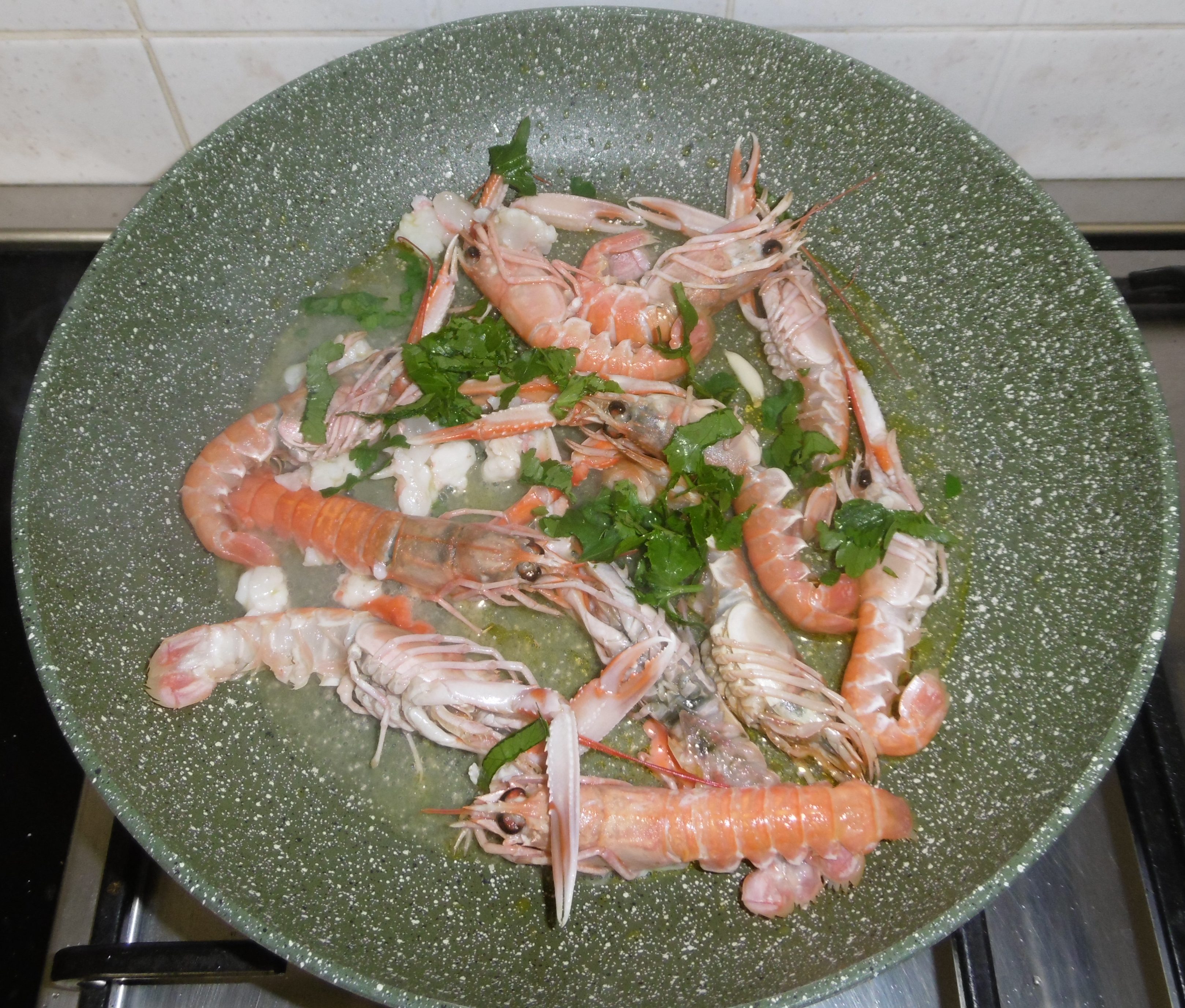 Spaghetti con scampi e pomodorini - Aggiunta scampi e prezzemolo