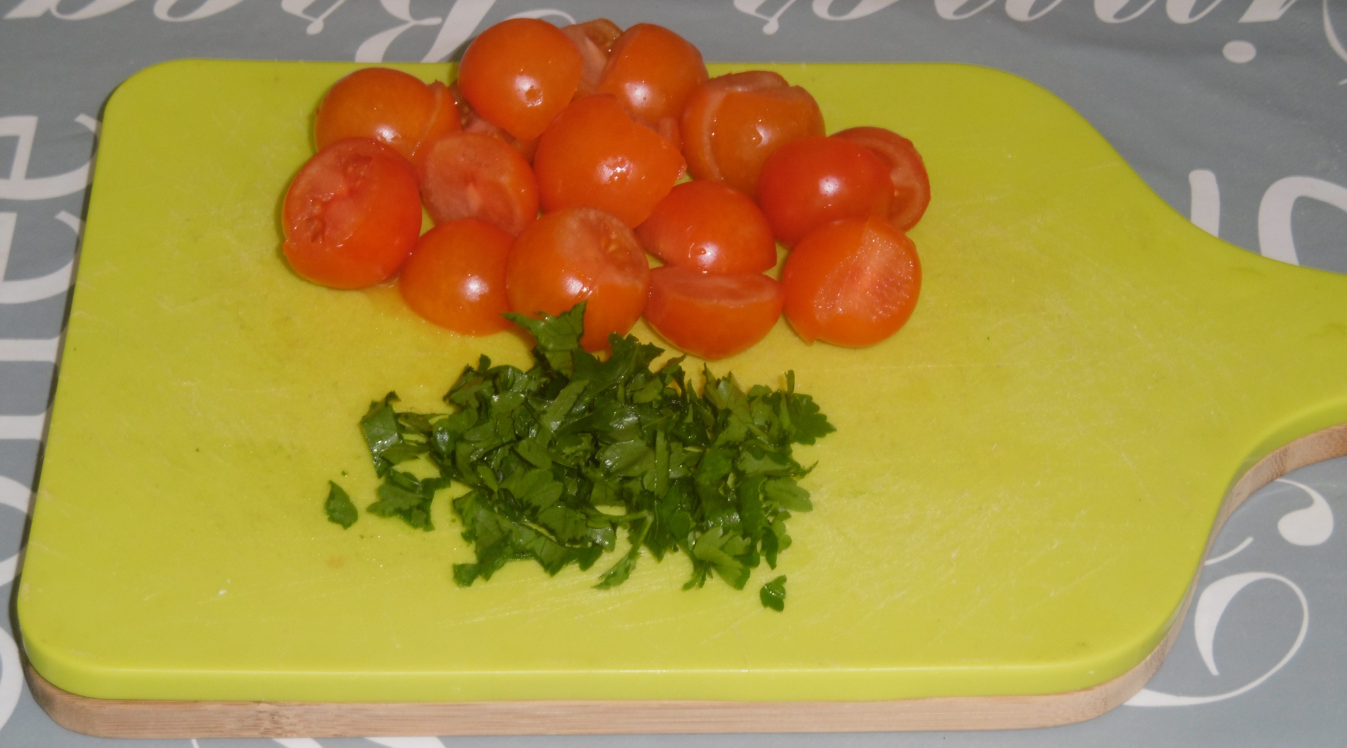 Spaghetti con scampi e pomodorini - Taglio pomodori e prezzemolo