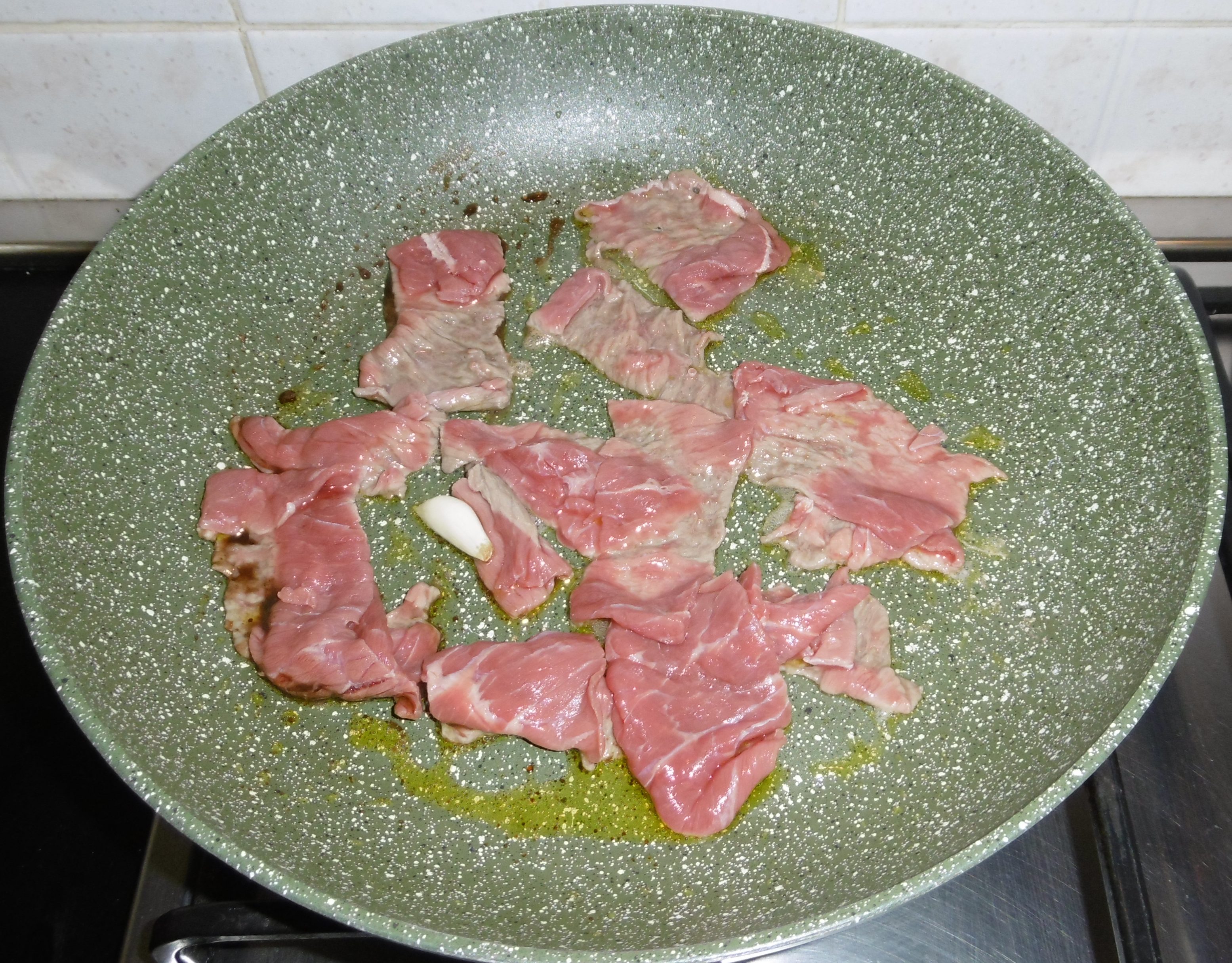 Straccetti all'aceto balsamico con rucola e grana - Carne in padella