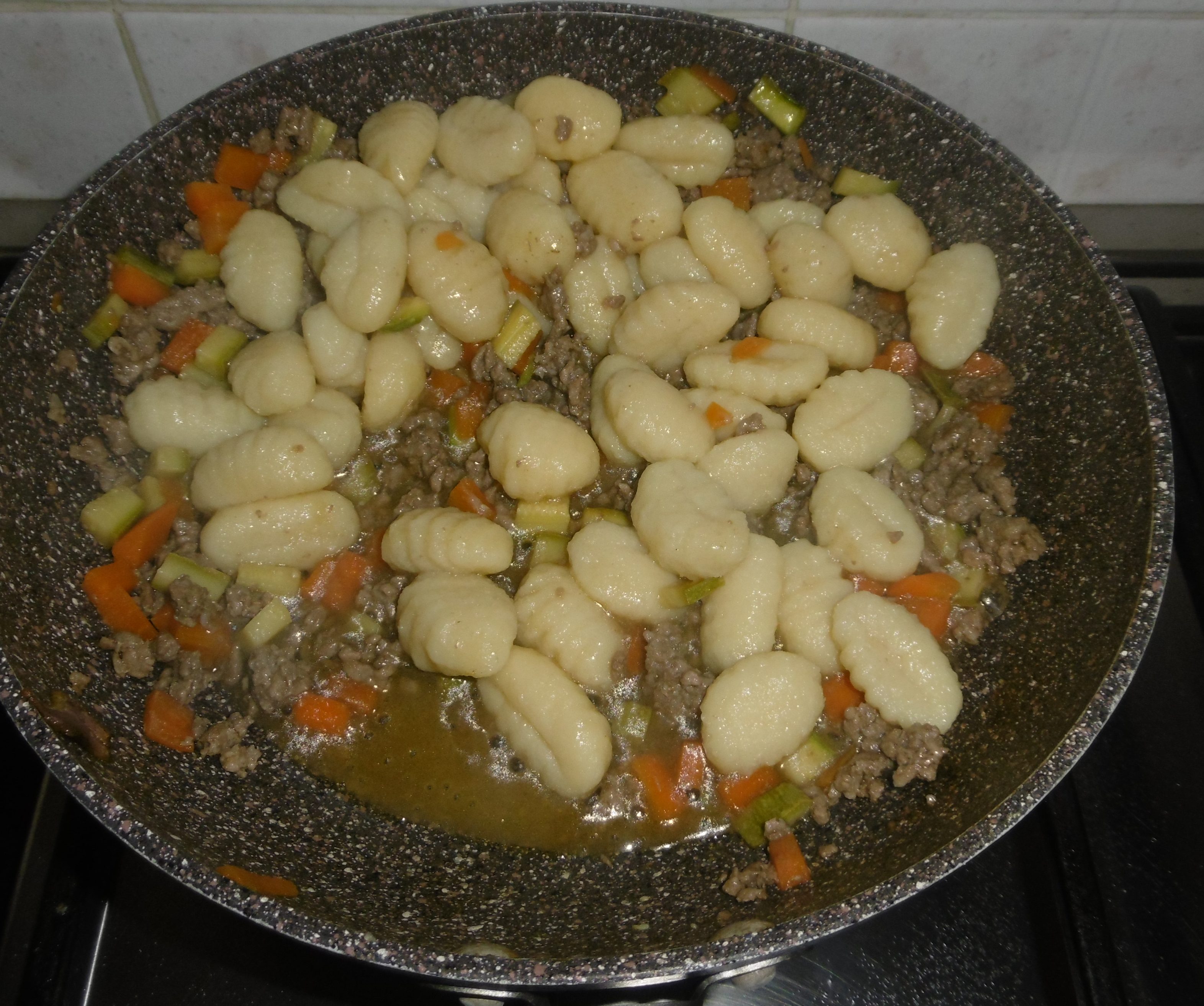 Gnocchi con ragù di carne e verdure - Gnocchi in padella