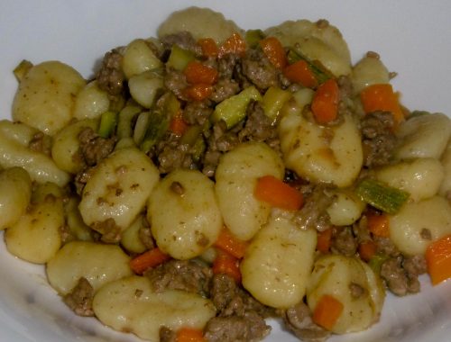 Gnocchi con ragù di carne e verdure - Piatto pronto