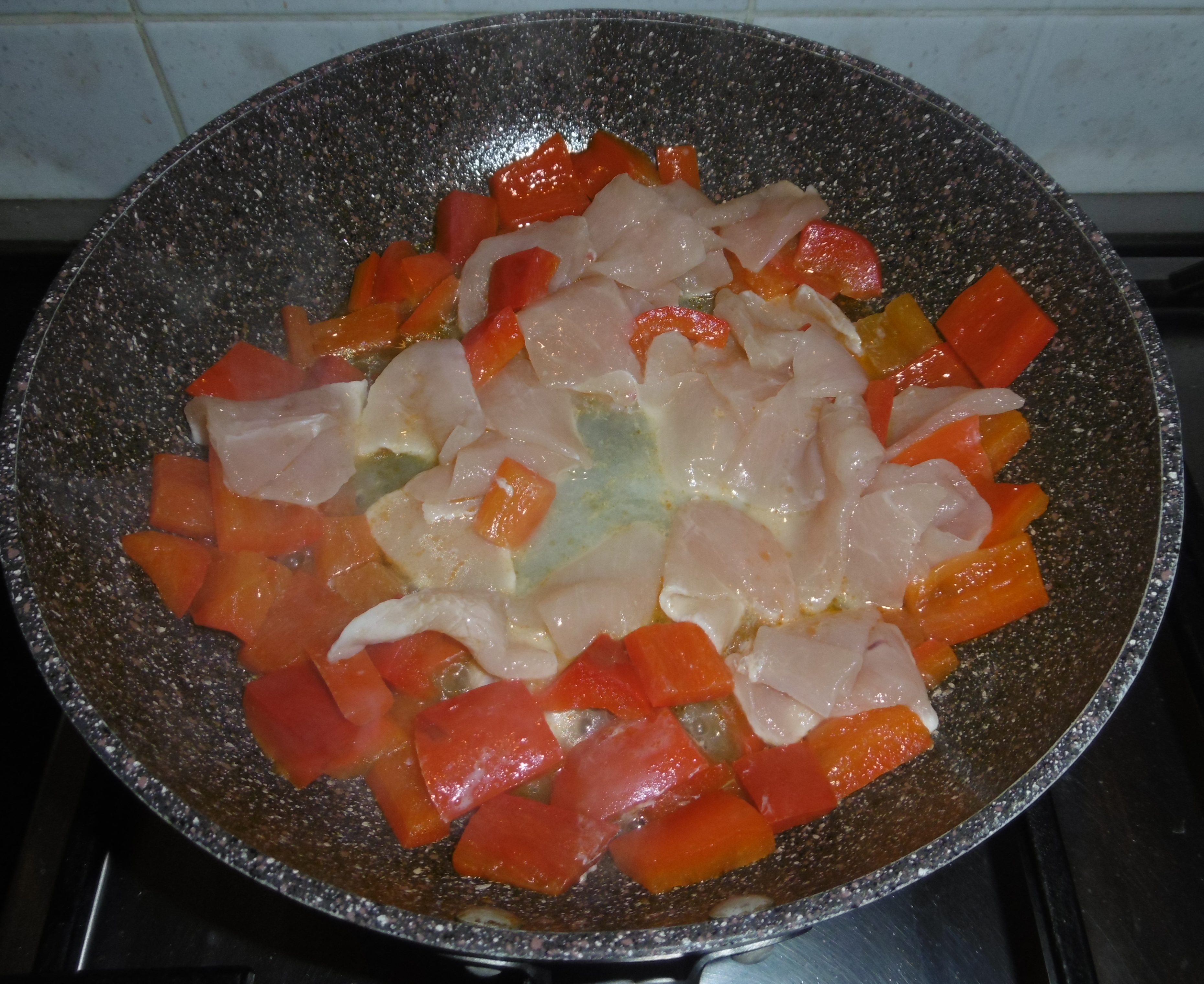 Straccetti di pollo con peperoni - Pollo in padella