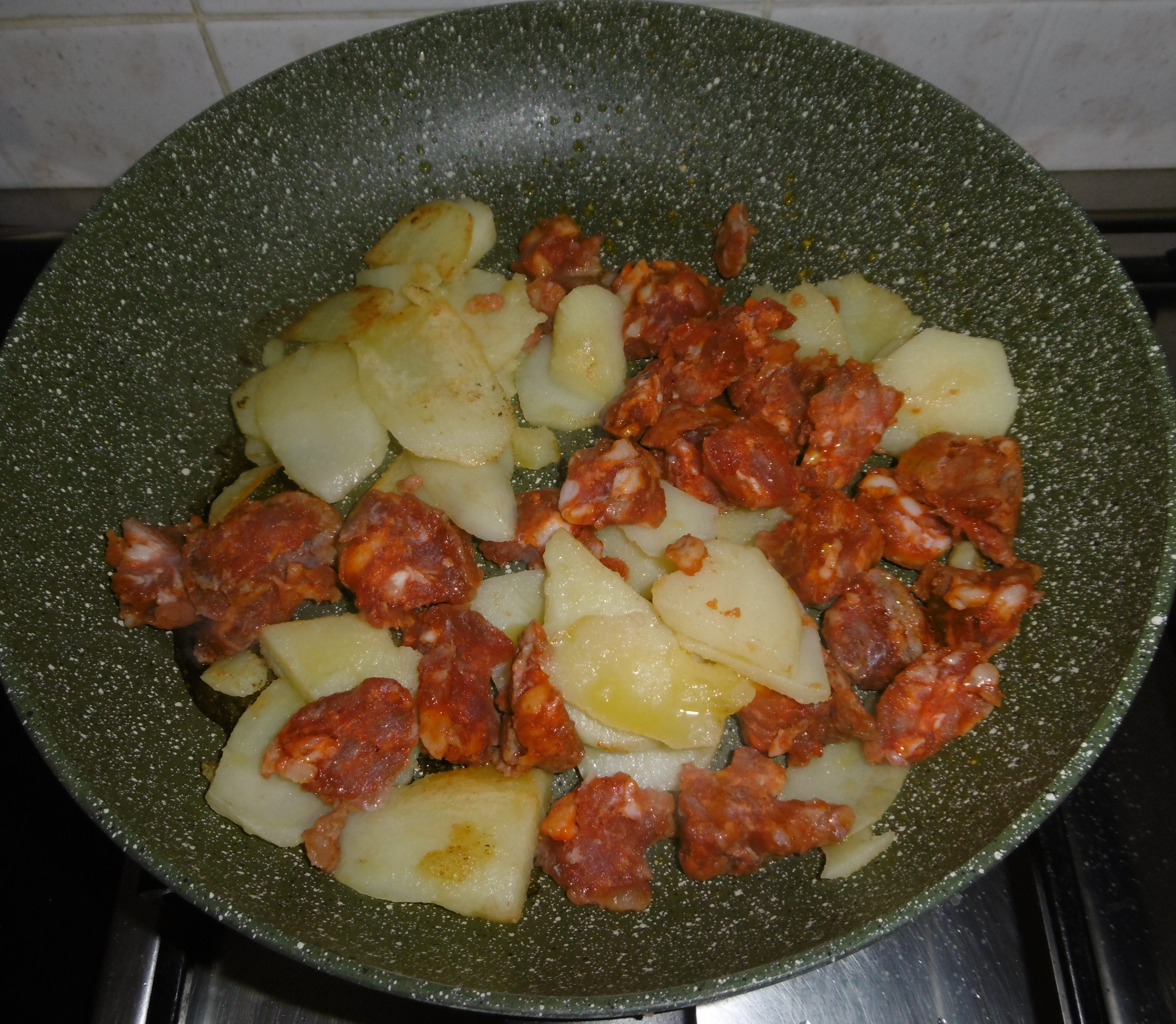 Calzone ripieno con salsiccia e patate - Aggiunta salsiccia