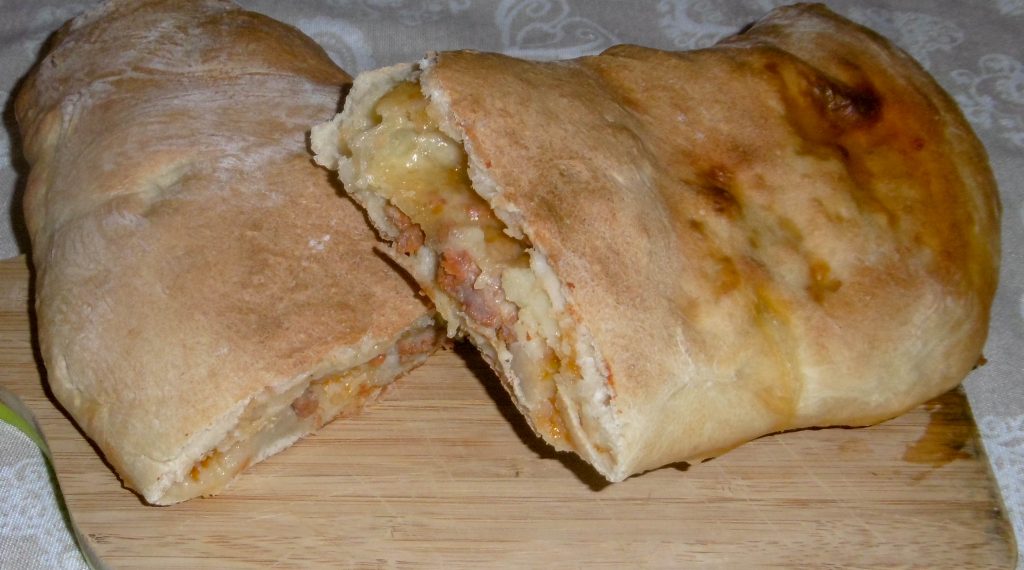 Calzone ripieno con salsiccia e patate - Piatto pronto