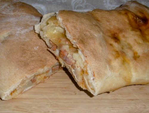 Calzone ripieno con salsiccia e patate - Piatto pronto