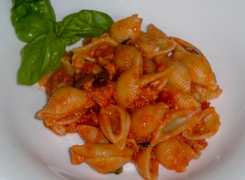 Pasta con tonno, pomodoro e olive - Piatto pronto