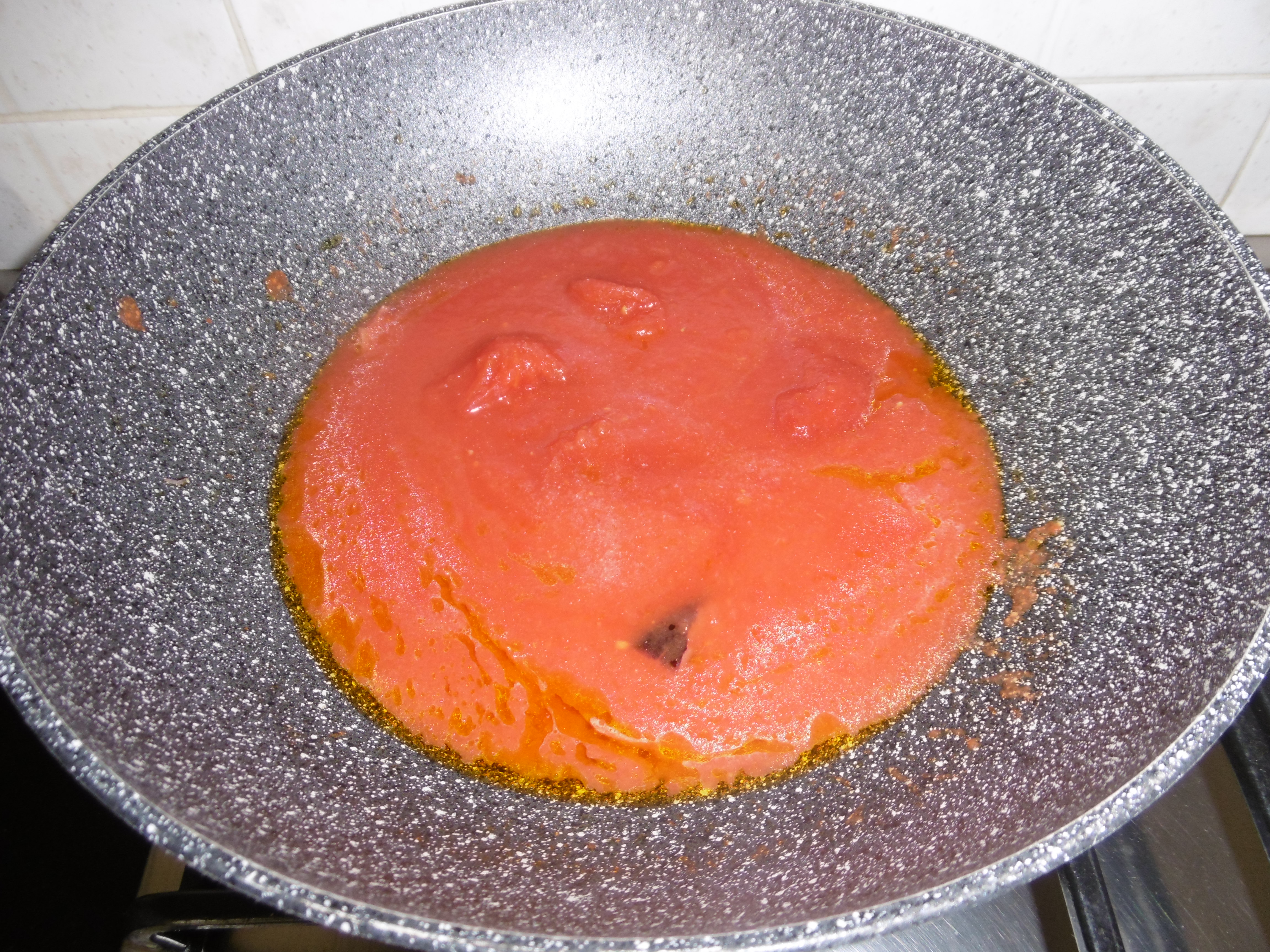 Pasta con tonno, pomodoro e olive - Sugo