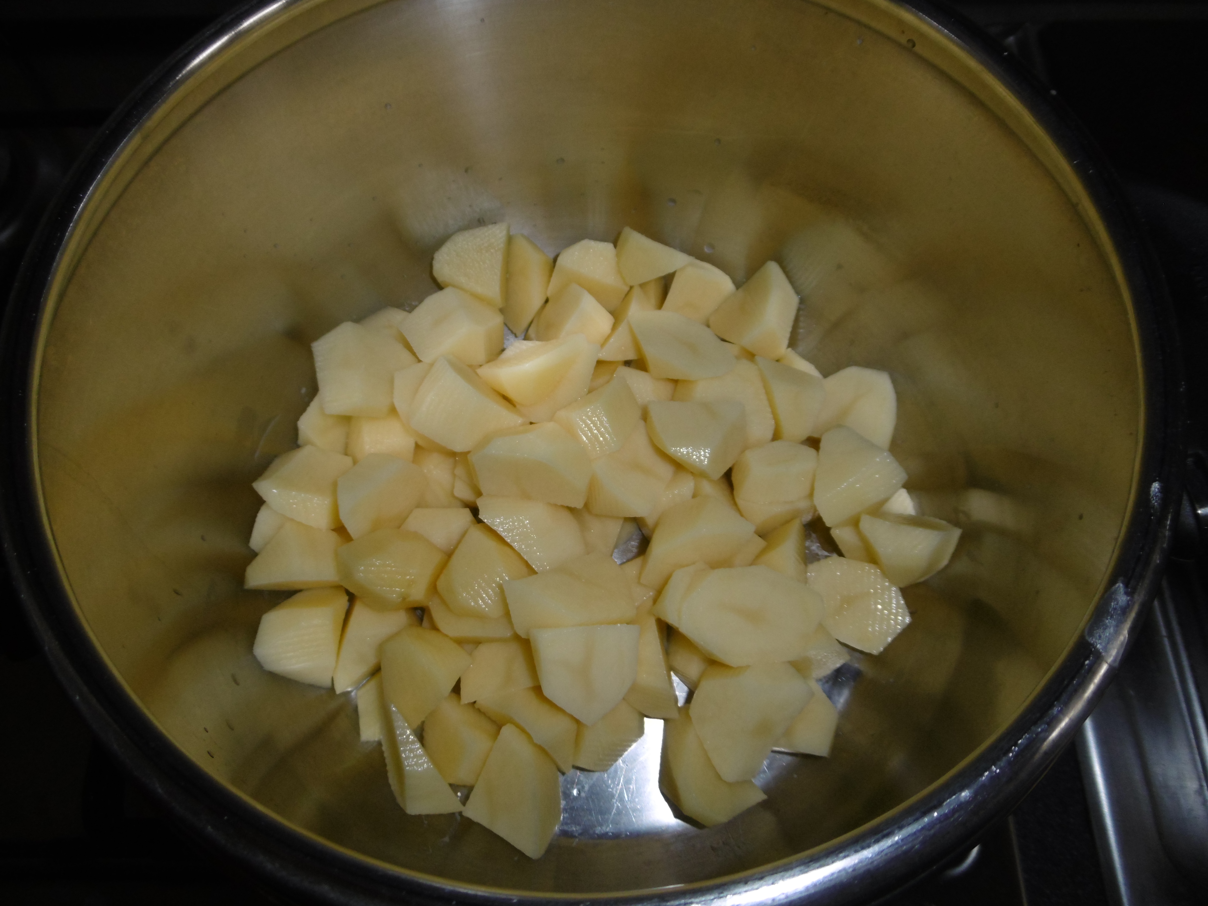 Torta di patate con wurstel e mozzarella - Patate tagliate